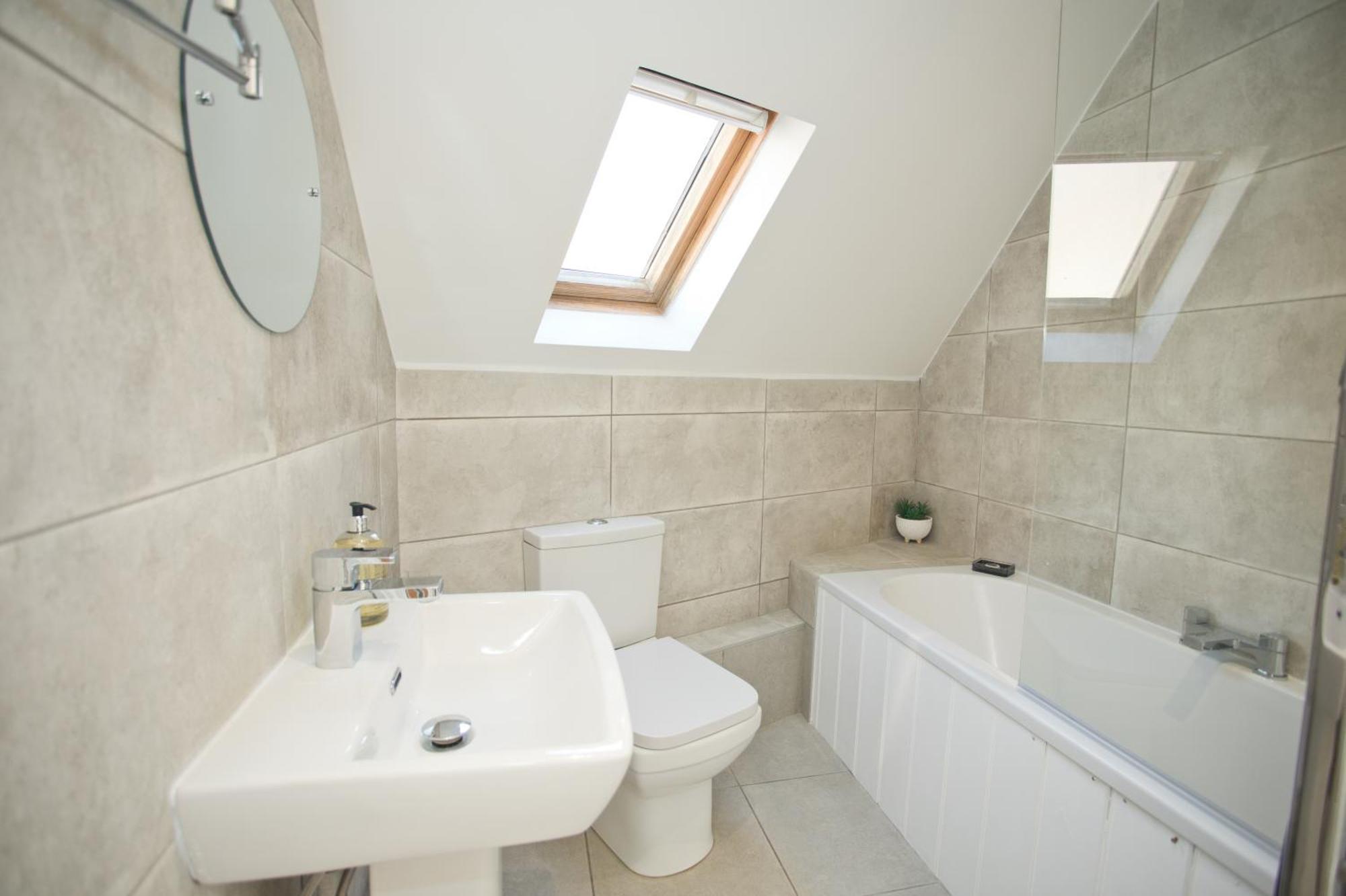 2 Bed House Free Parking 1km From The Holiday home *