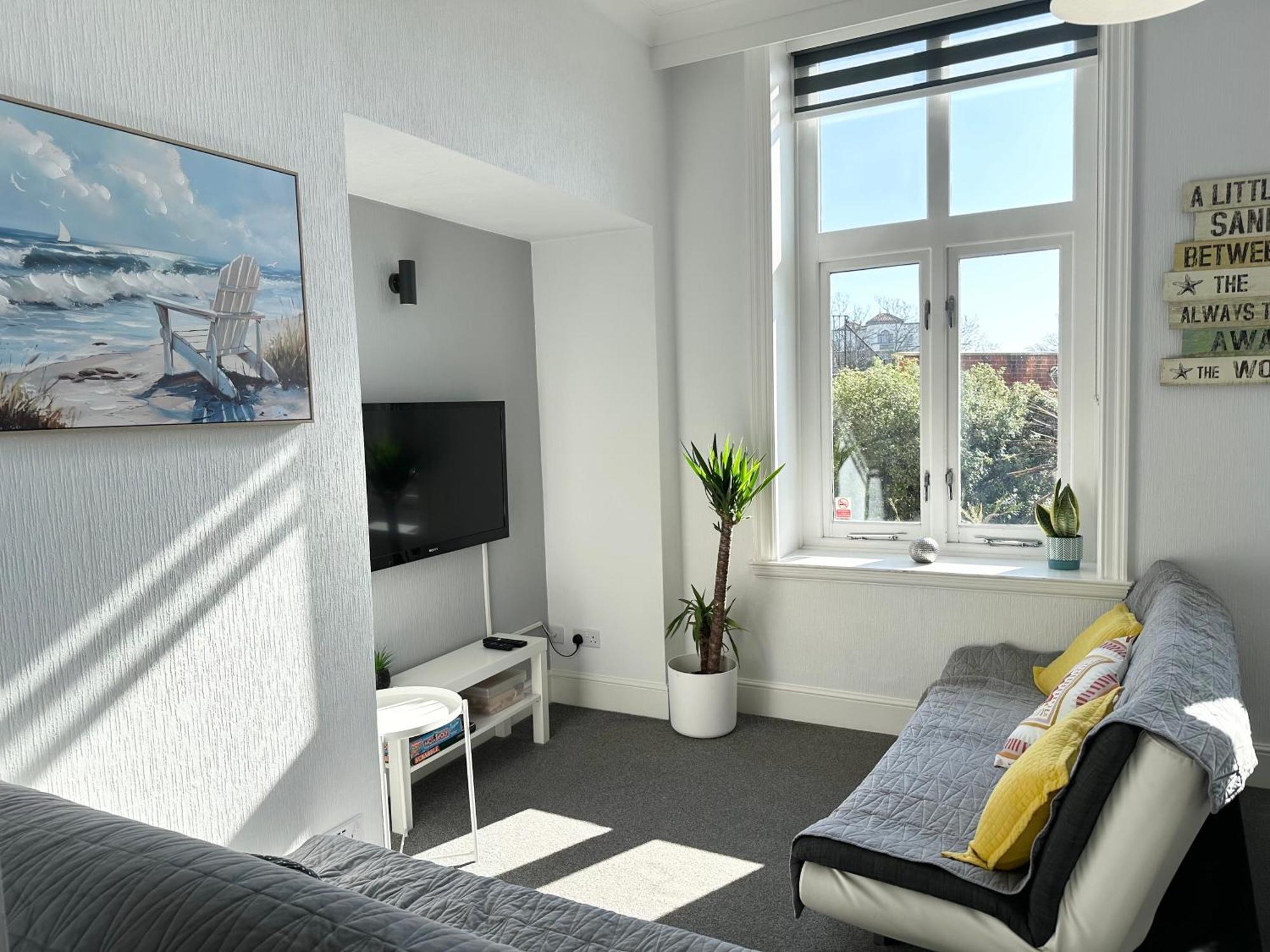 Beautiful 1 Bedroom Self Contained Apartment, Allocated Parking, Gym And Pool Table, Near To Seafront And Highstreet Apartment