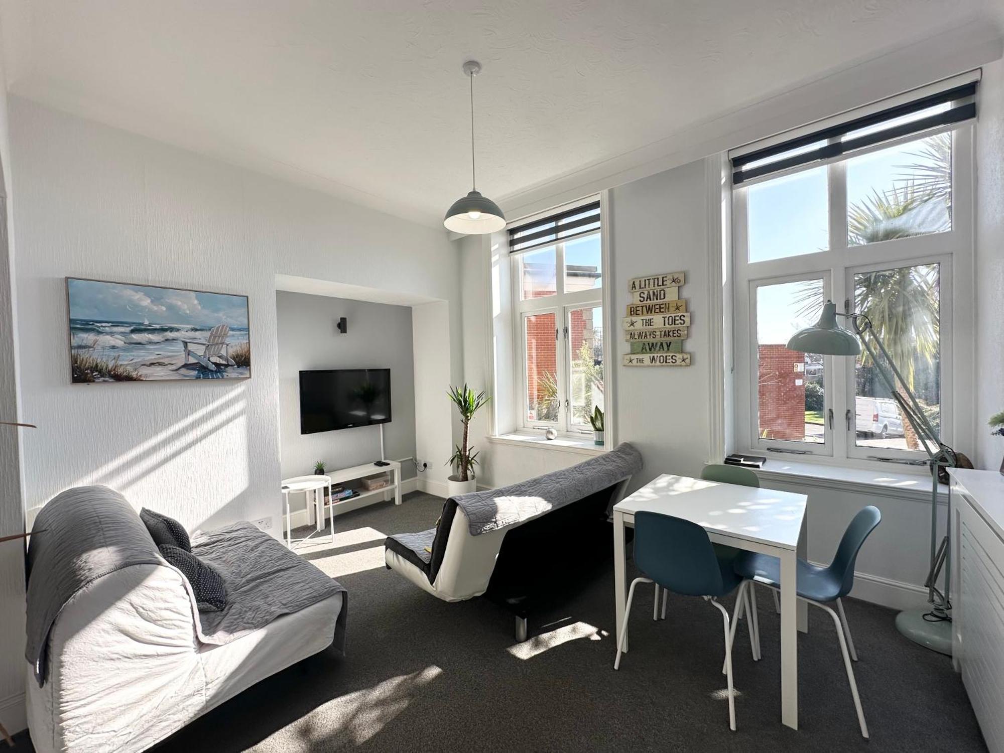 Beautiful 1 Bedroom Self Contained Apartment, Allocated Parking, Gym And Pool Table, Near To Seafront And Highstreet Apartment *
