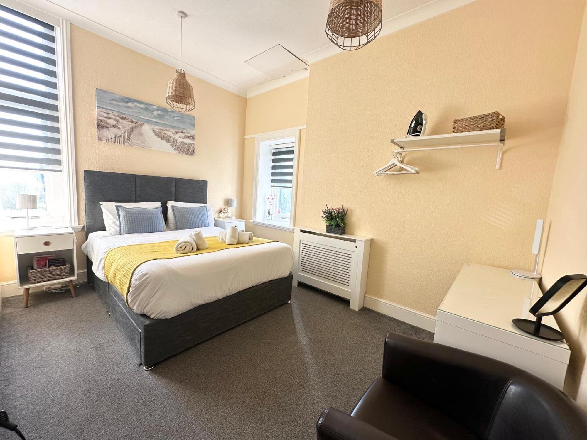 Beautiful 1 Bedroom Self Contained Apartment, Allocated Parking, Gym And Pool Table, Near To Seafront And Highstreet