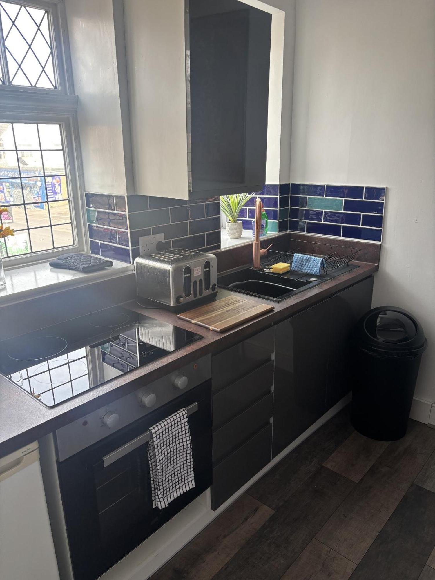 Cosy Retreat - Beach Location, 1 Bed, Free Parking, High Speed Wifi *