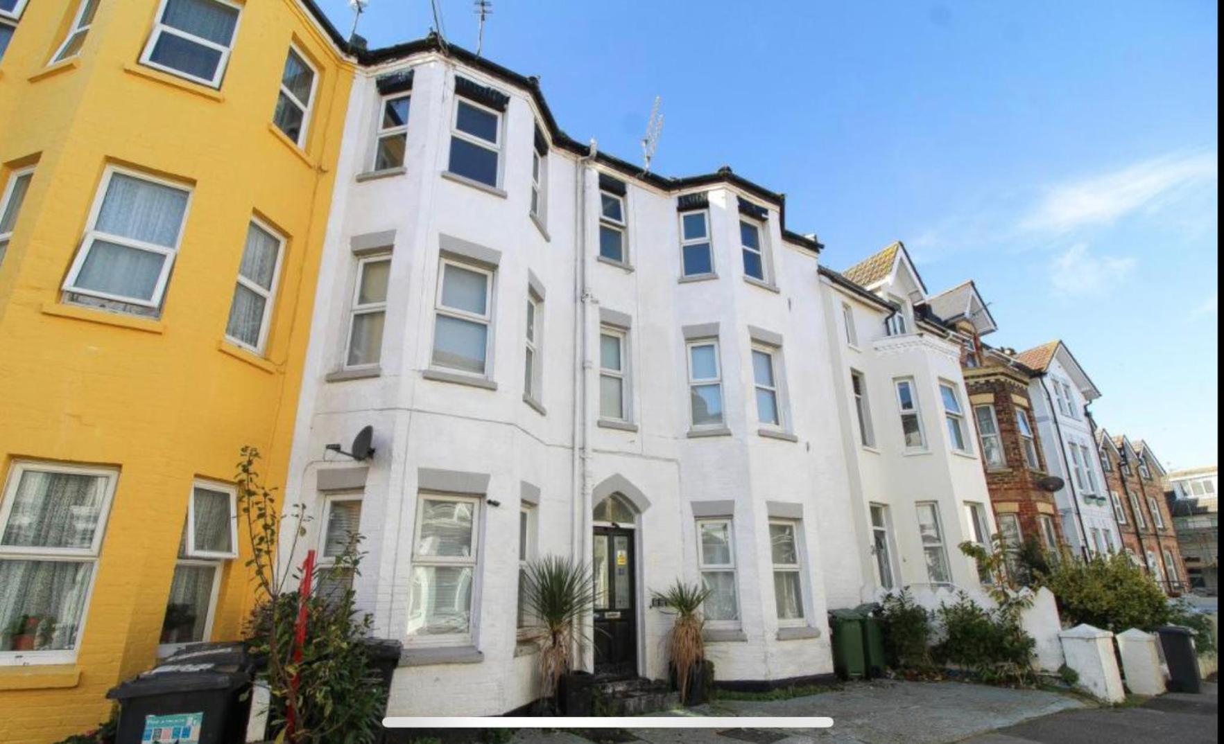 Modern Town Centre Flat - Free Shared Parking, King Size Bed, 5 Minutes Walk To Bournemouth