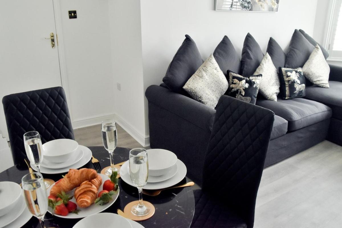 Modern Town Centre Flat - Free Shared Parking, King Size Bed, 5 Minutes Walk To