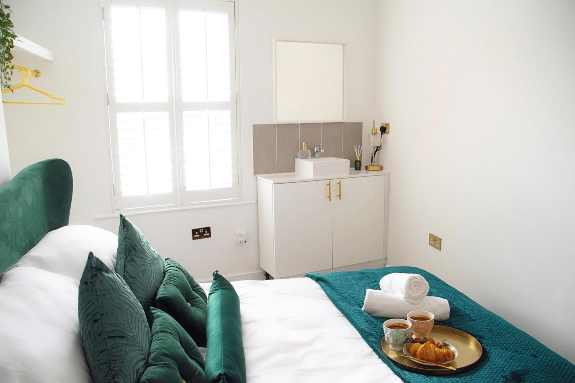 Apartment Modern Town Centre Flat - Free Shared Parking, King Size Bed, 5 Minutes Walk To *