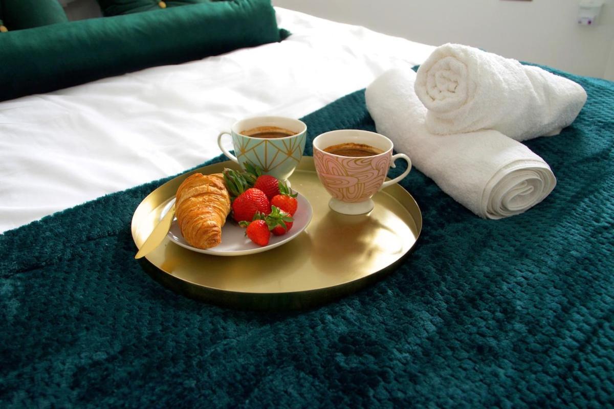 Modern Town Centre Flat - Free Shared Parking, King Size Bed, 5 Minutes Walk To *
