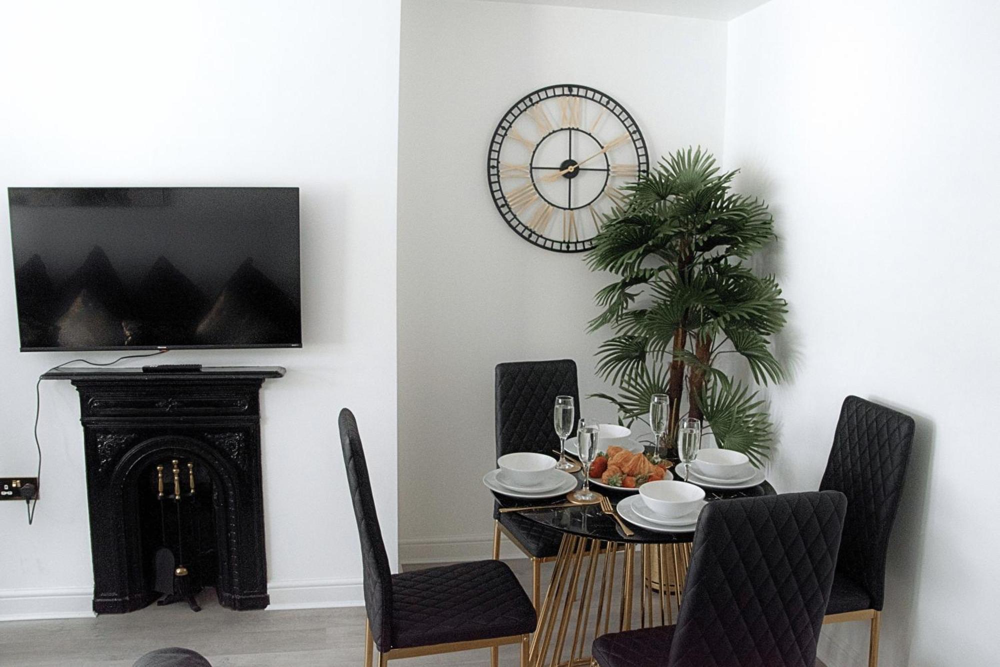 Modern Town Centre Flat - Free Shared Parking, King Size Bed, 5 Minutes Walk To Bournemouth