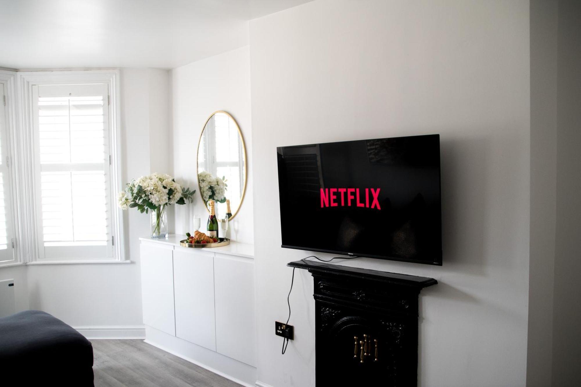 Modern Town Centre Flat - Free Shared Parking, King Size Bed, 5 Minutes Walk To