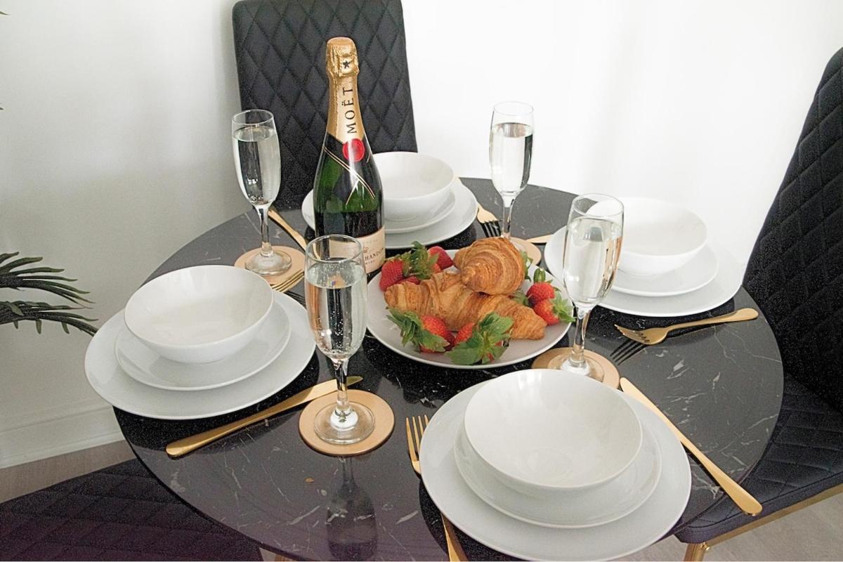 Modern Town Centre Flat - Free Shared Parking, King Size Bed, 5 Minutes Walk To Apartment