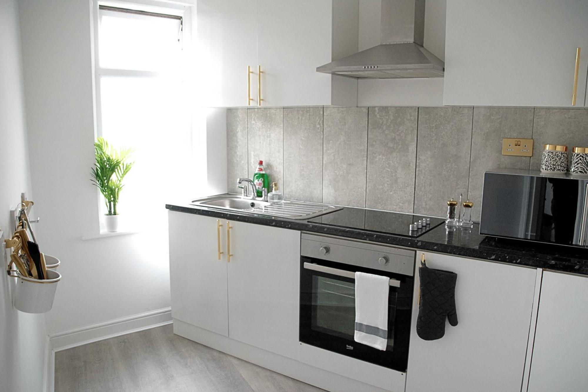 Apartment Modern Town Centre Flat - Free Shared Parking, King Size Bed, 5 Minutes Walk To