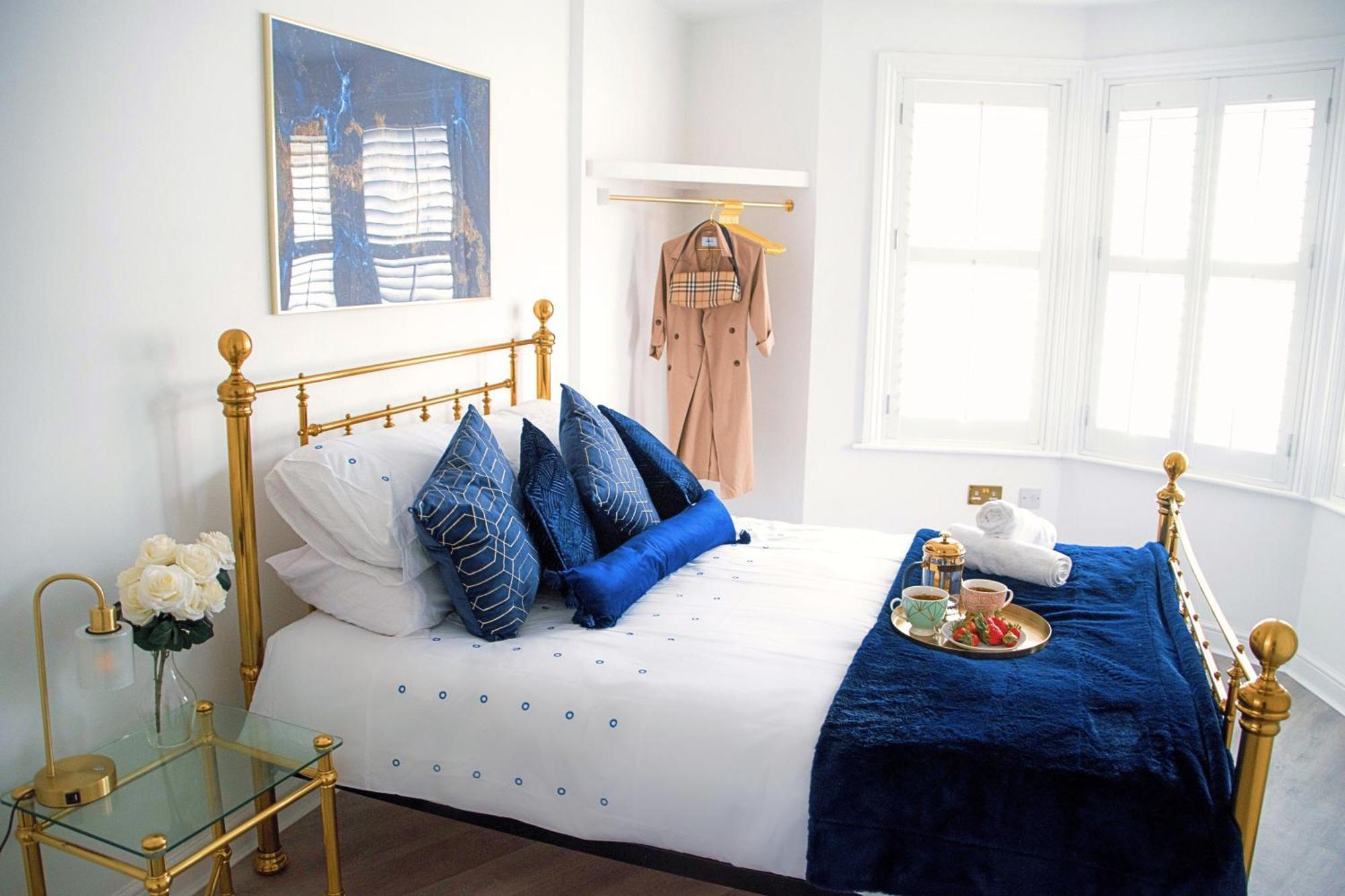 Apartment Modern Town Centre Flat - Free Shared Parking, King Size Bed, 5 Minutes Walk To *