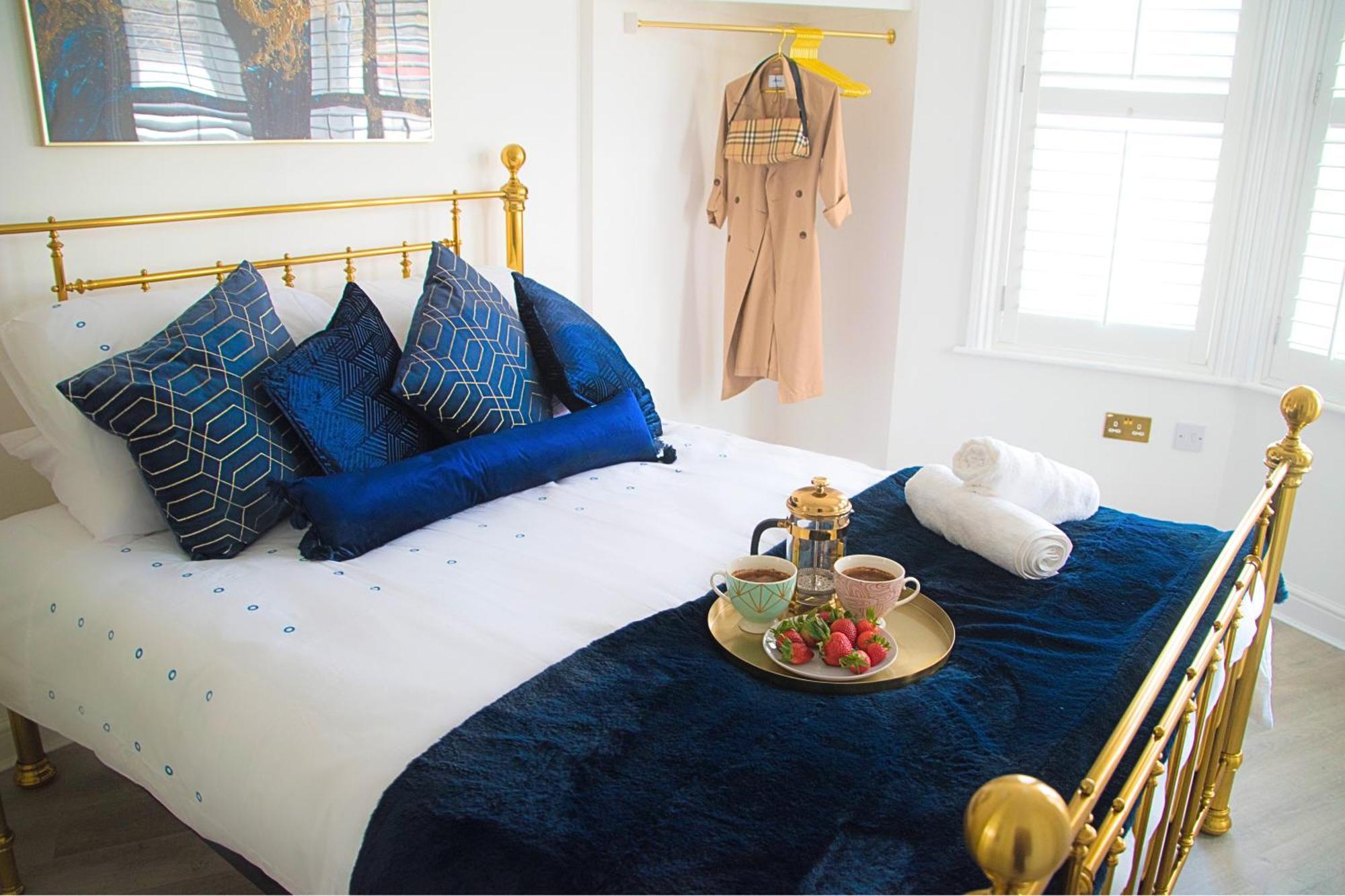 Modern Town Centre Flat - Free Shared Parking, King Size Bed, 5 Minutes Walk To Bournemouth