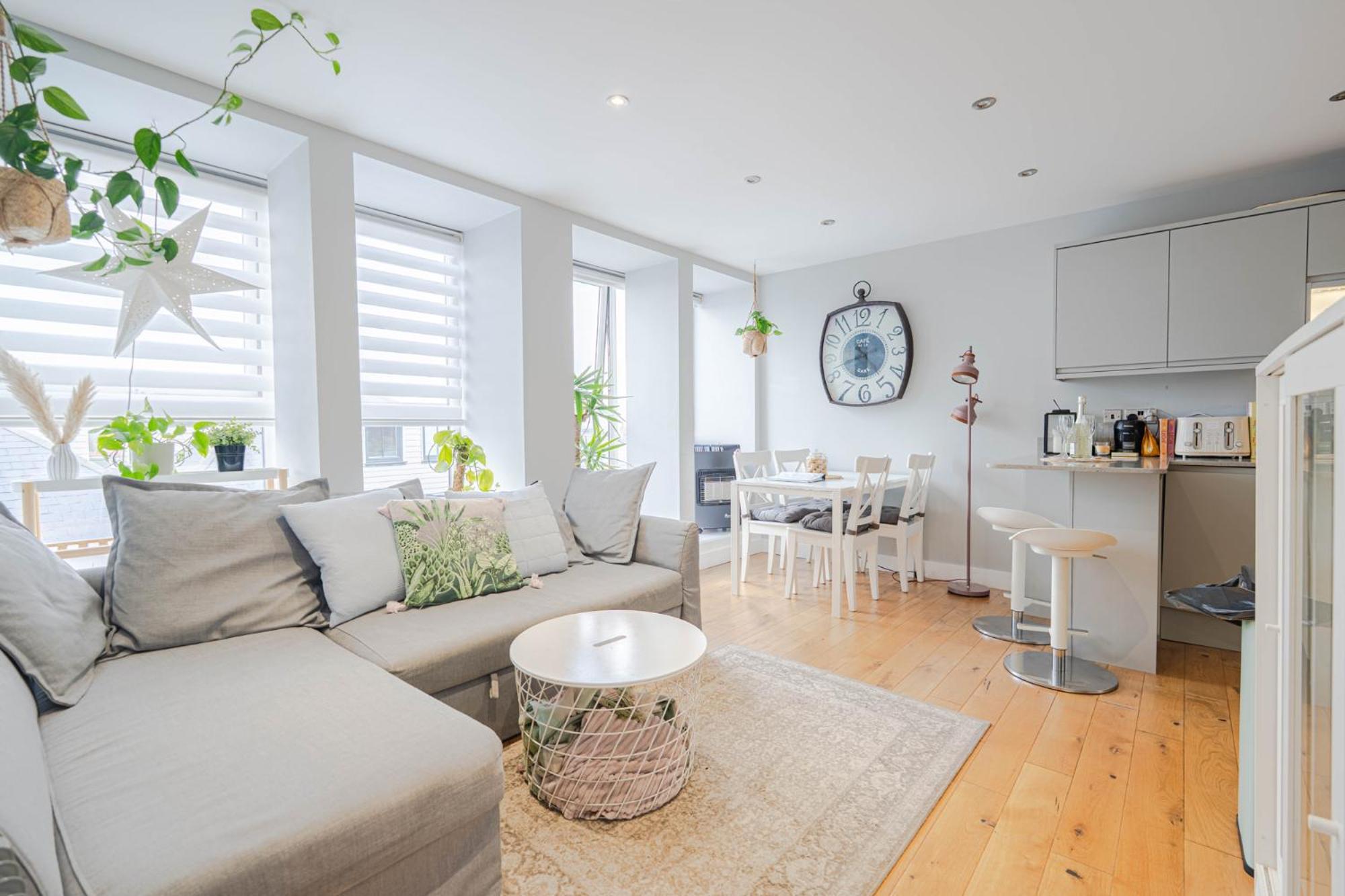 Stunning Bright Two Bedroom In Southbourne Apartment