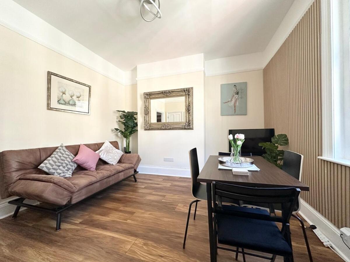 The Hideaway - Beautiful Flat - 10 Mins Walk To - Brought To By Coastline Retreats Apartment *