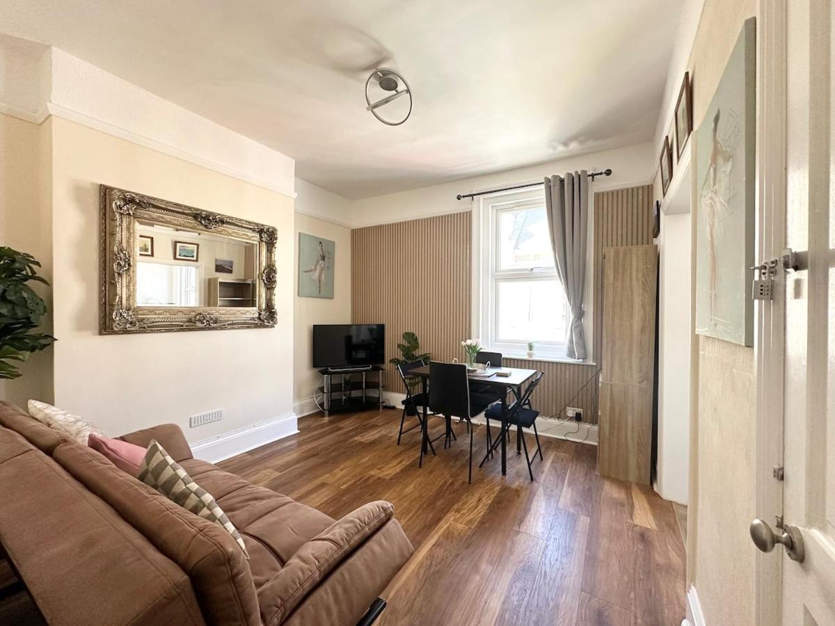 The Hideaway - Beautiful Flat - 10 Mins Walk To - Brought To By Coastline Retreats *