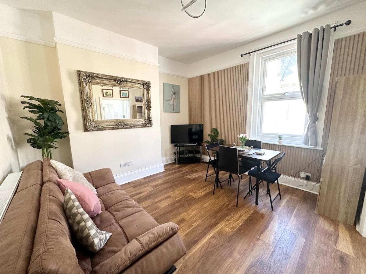 The Hideaway - Beautiful Flat - 10 Mins Walk To - Brought To By Coastline Retreats Apartment