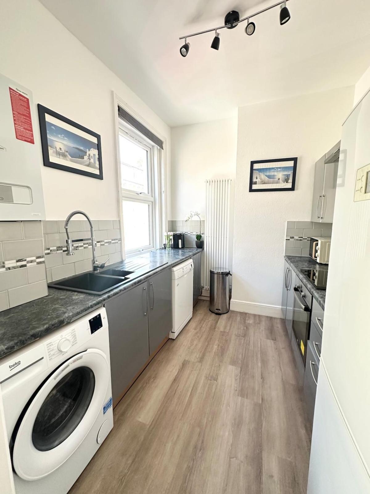 Apartment The Hideaway - Beautiful Flat - 10 Mins Walk To - Brought To By Coastline Retreats Bournemouth
