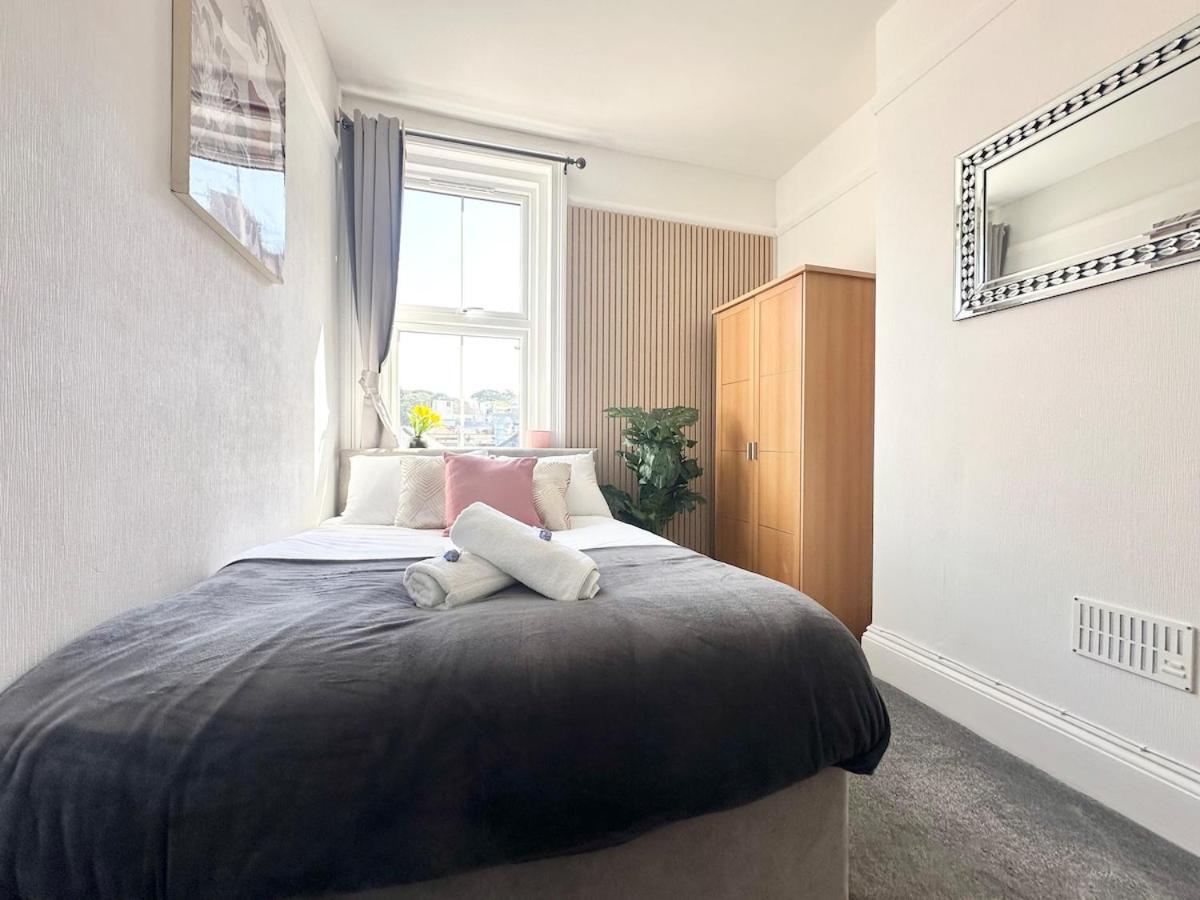 Apartment The Hideaway - Beautiful Flat - 10 Mins Walk To - Brought To By Coastline Retreats Bournemouth