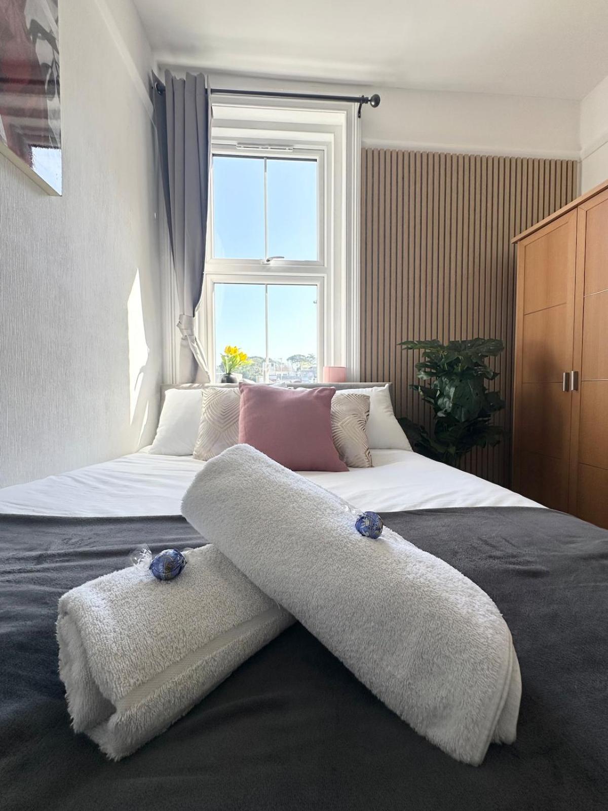 The Hideaway - Beautiful Flat - 10 Mins Walk To - Brought To By Coastline Retreats Apartment