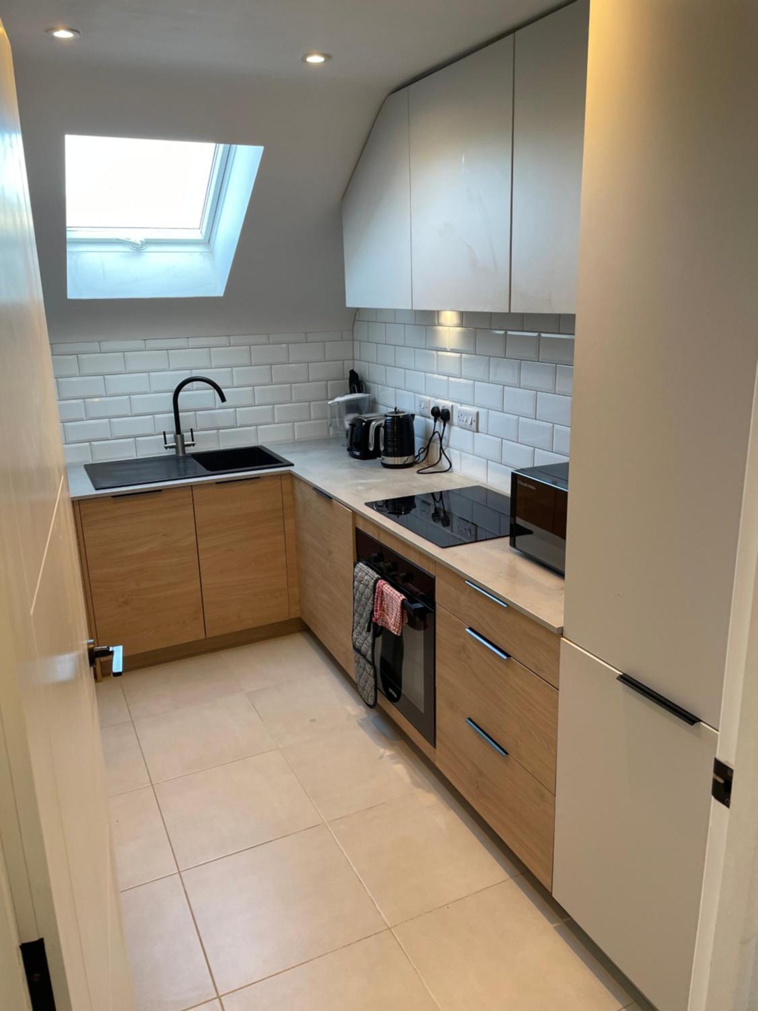 Newly Refurbished Two Bedroom Flat Near Town Centre Apartment *