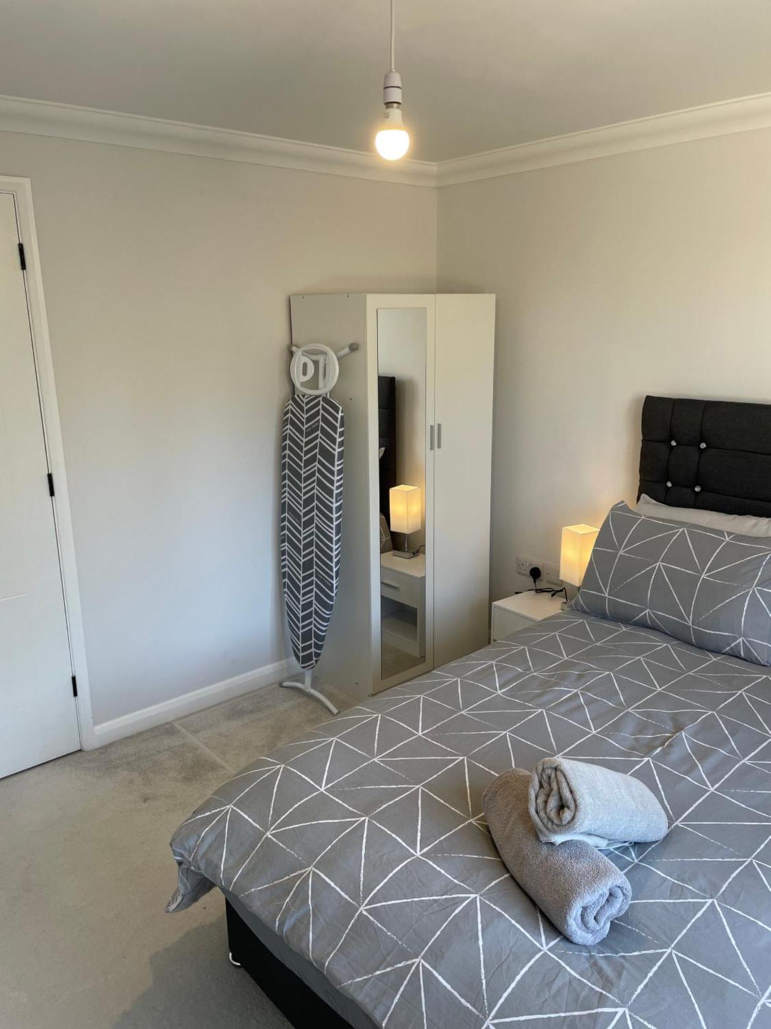 Newly Refurbished Two Bedroom Flat Near Town Centre *