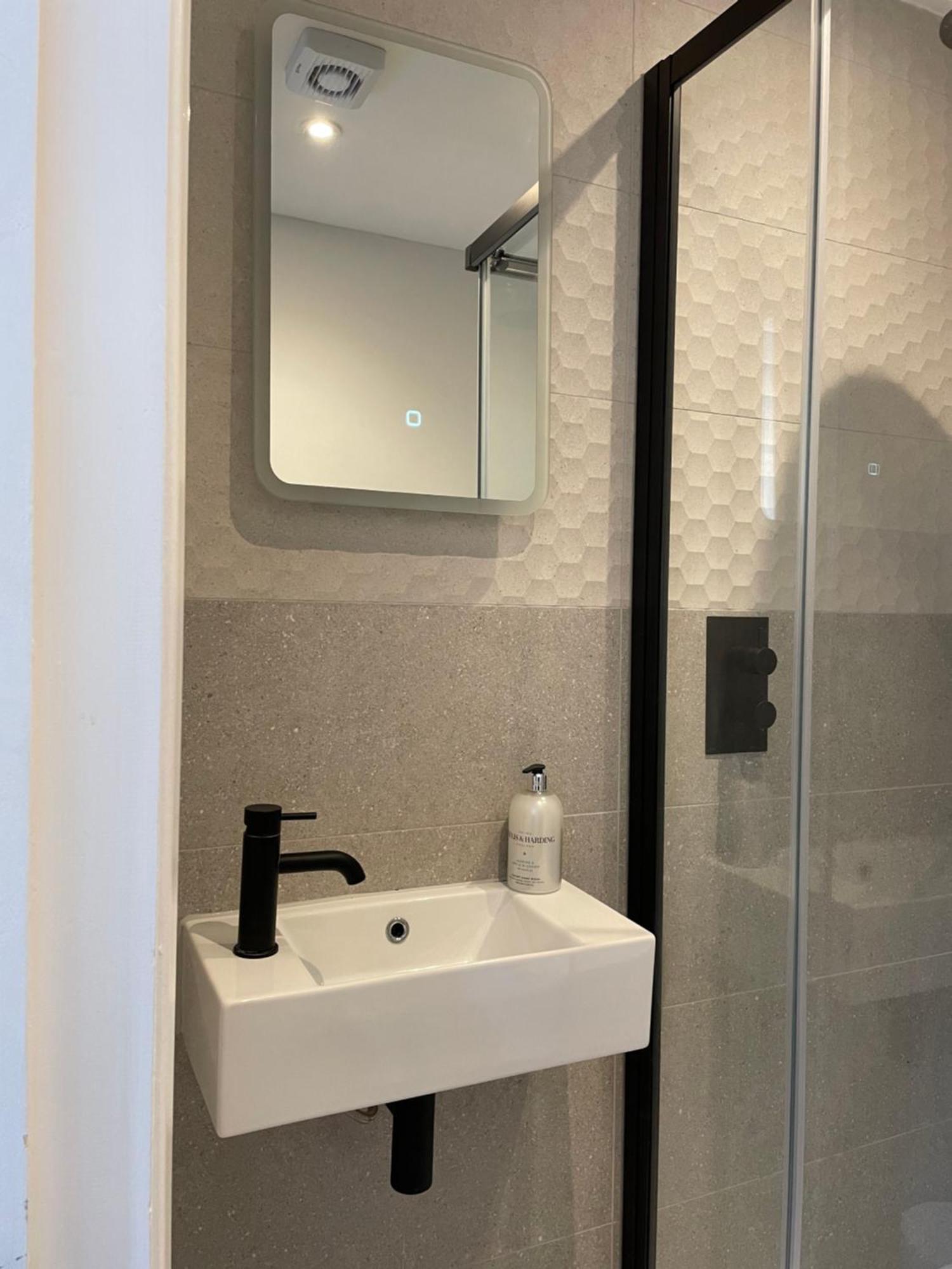 Apartment Newly Refurbished Two Bedroom Flat Near Town Centre