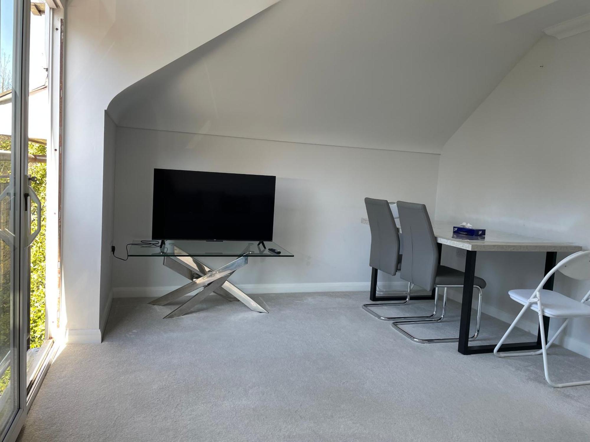 Newly Refurbished Two Bedroom Flat Near Town Centre Apartment *