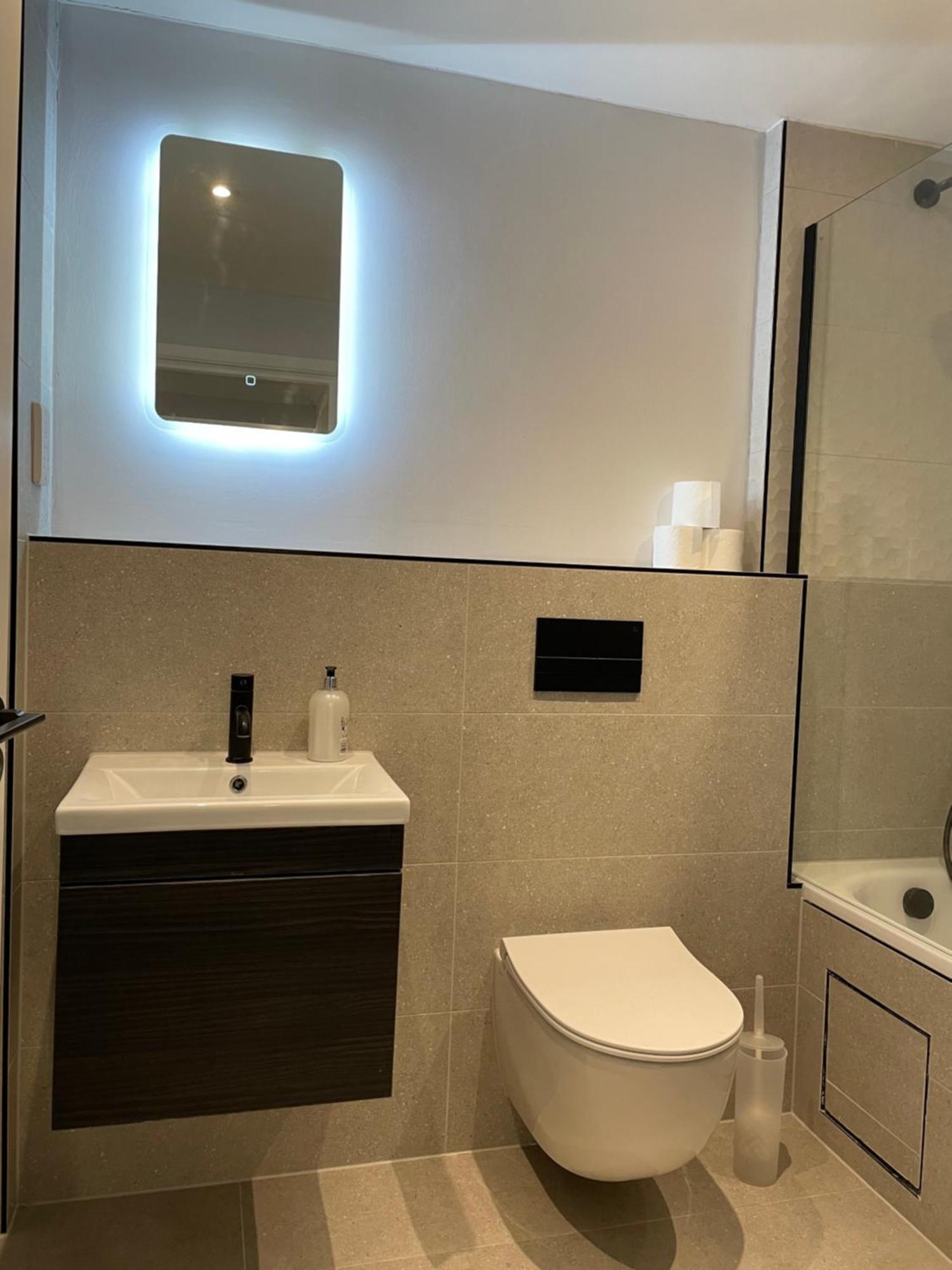Apartment Newly Refurbished Two Bedroom Flat Near Town Centre *