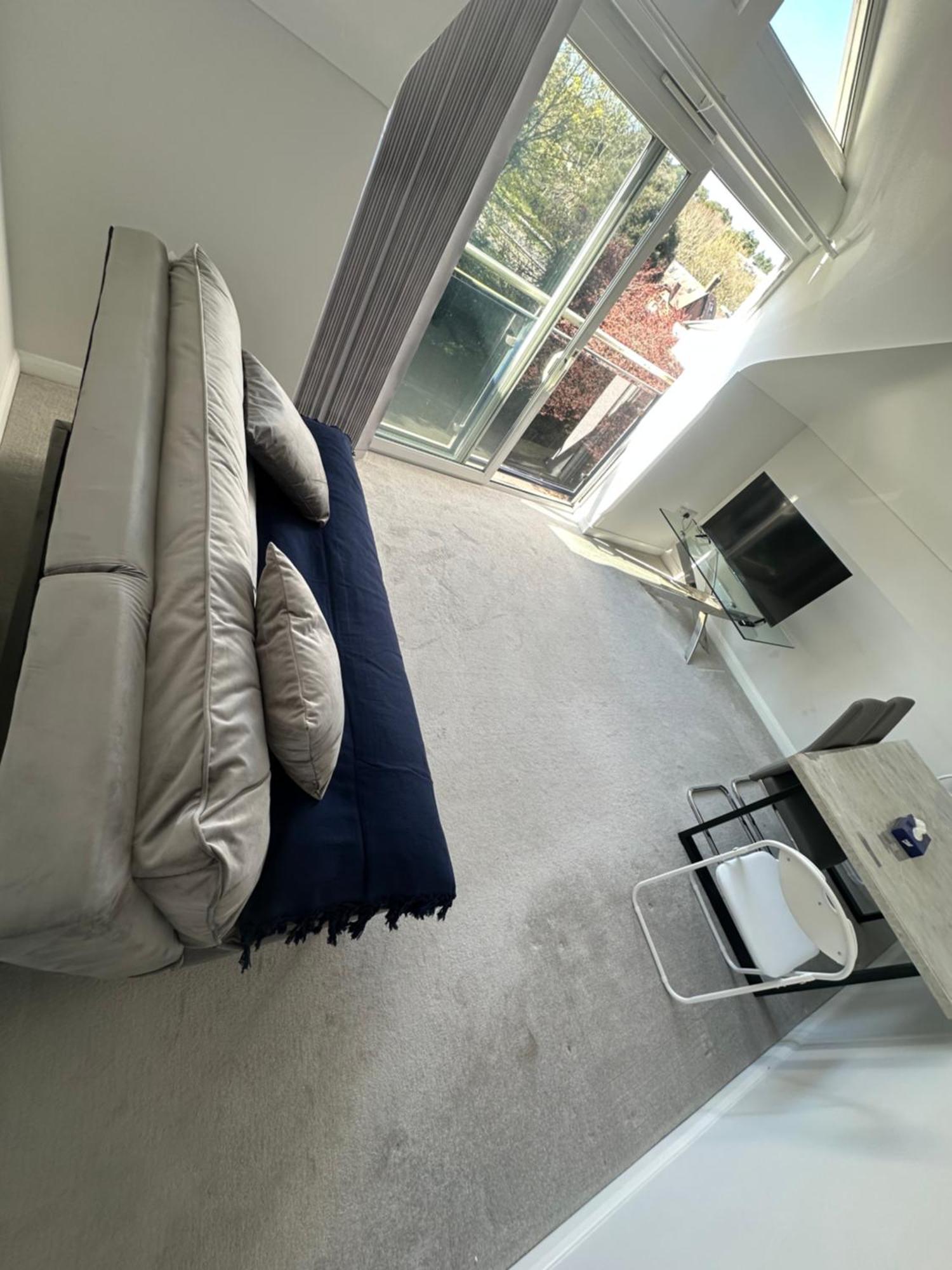 Newly Refurbished Two Bedroom Flat Near Town Centre Apartment *