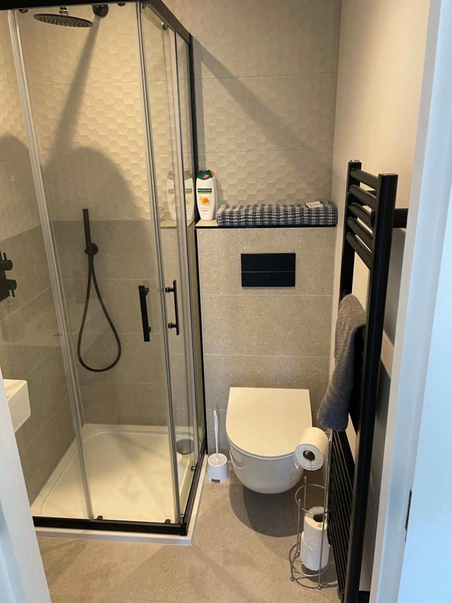 Apartment Newly Refurbished Two Bedroom Flat Near Town Centre *