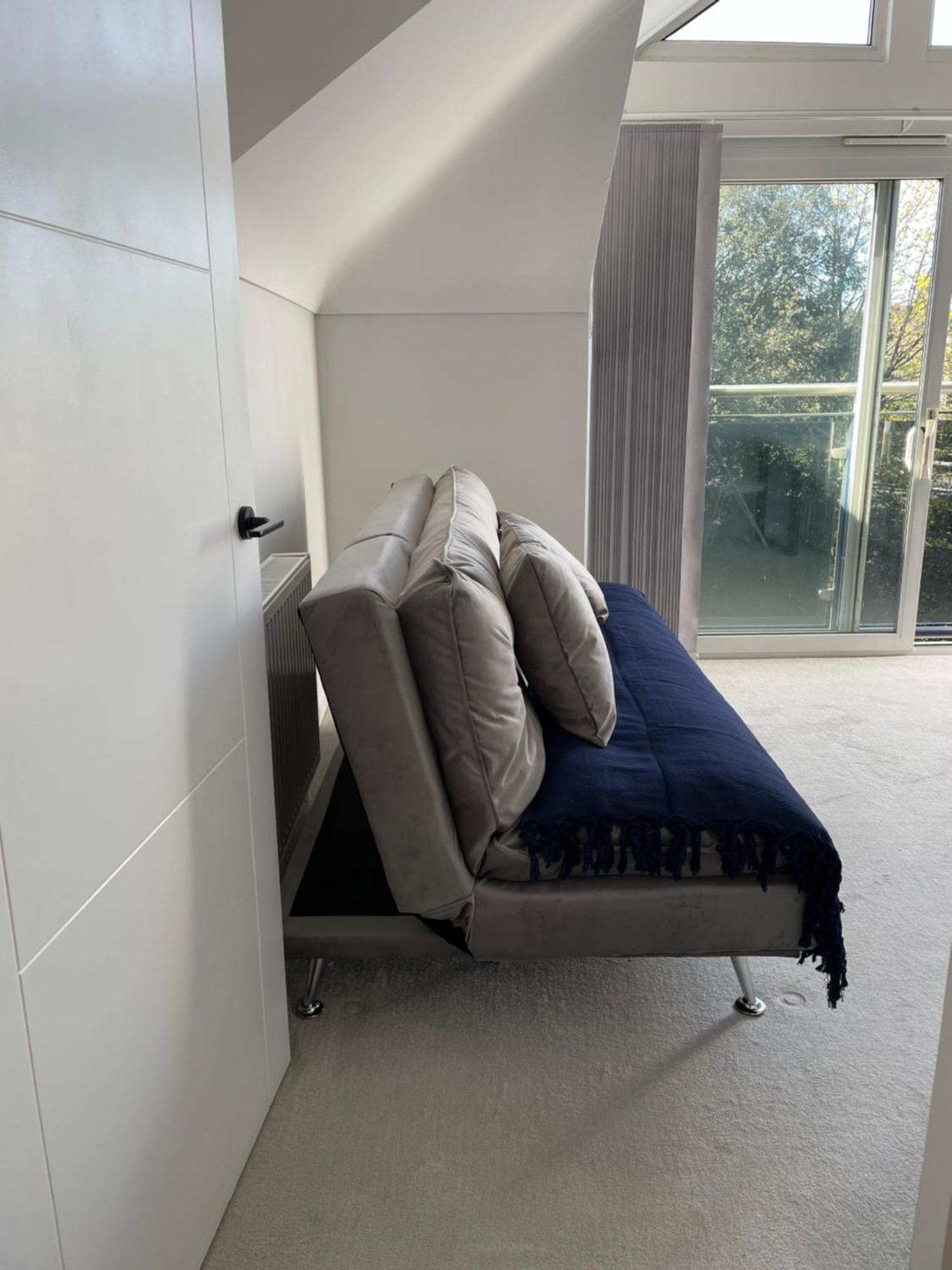 Newly Refurbished Two Bedroom Flat Near Town Centre Apartment
