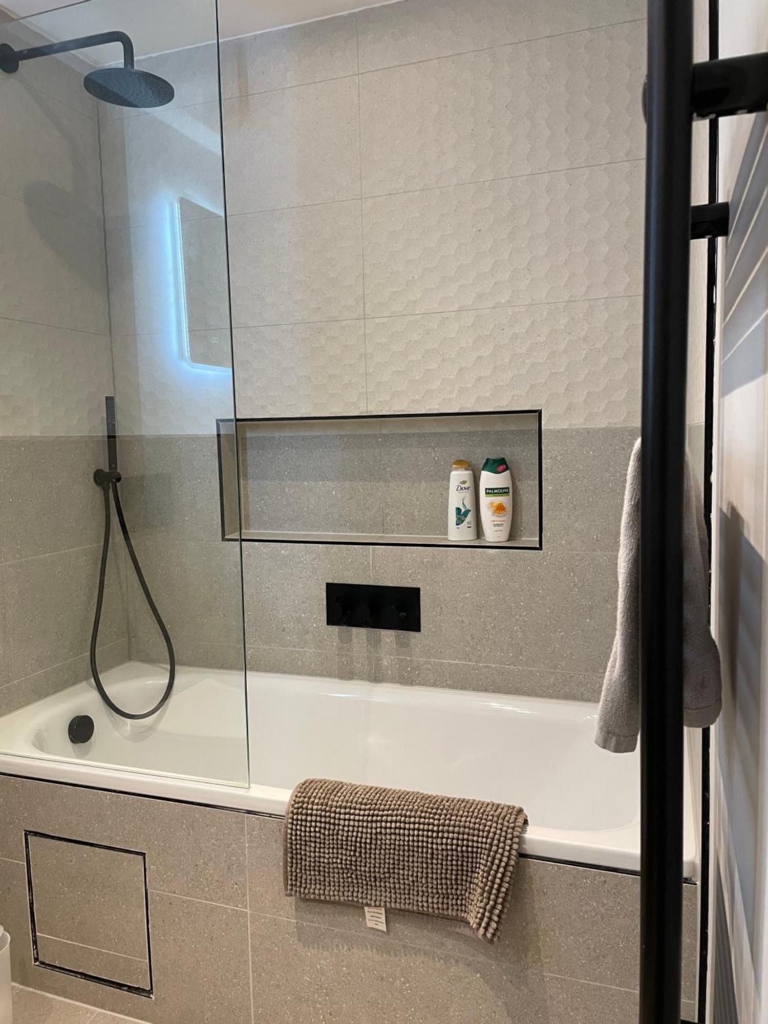 Apartment Newly Refurbished Two Bedroom Flat Near Town Centre