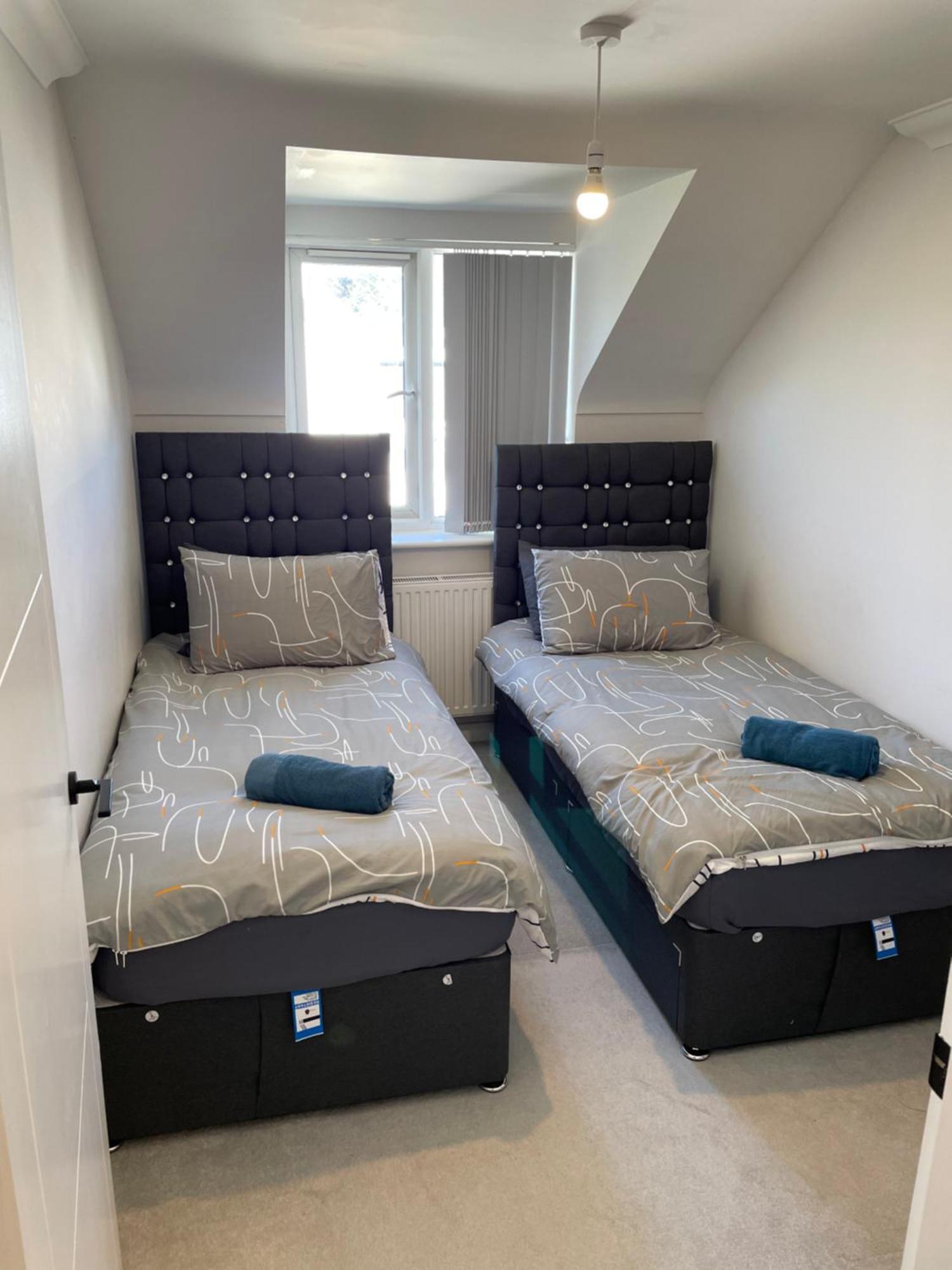 Newly Refurbished Two Bedroom Flat Near Town Centre *