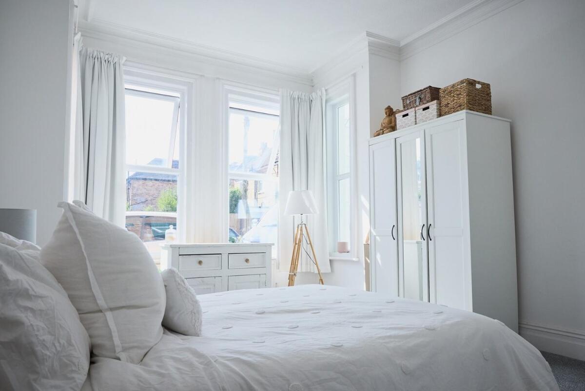 Bright 3 Bed Escape With Garden And Parking *