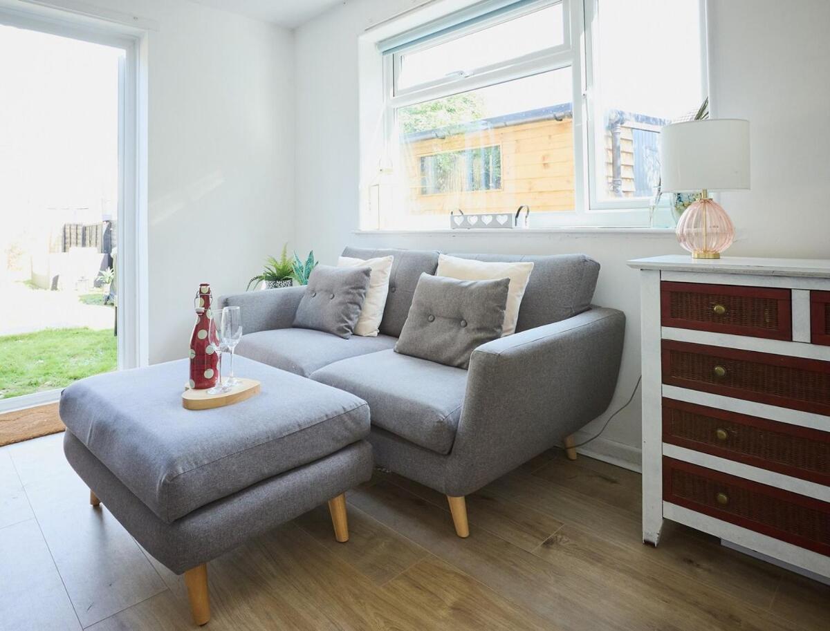 Bright 3 Bed Escape With Garden And Parking *
