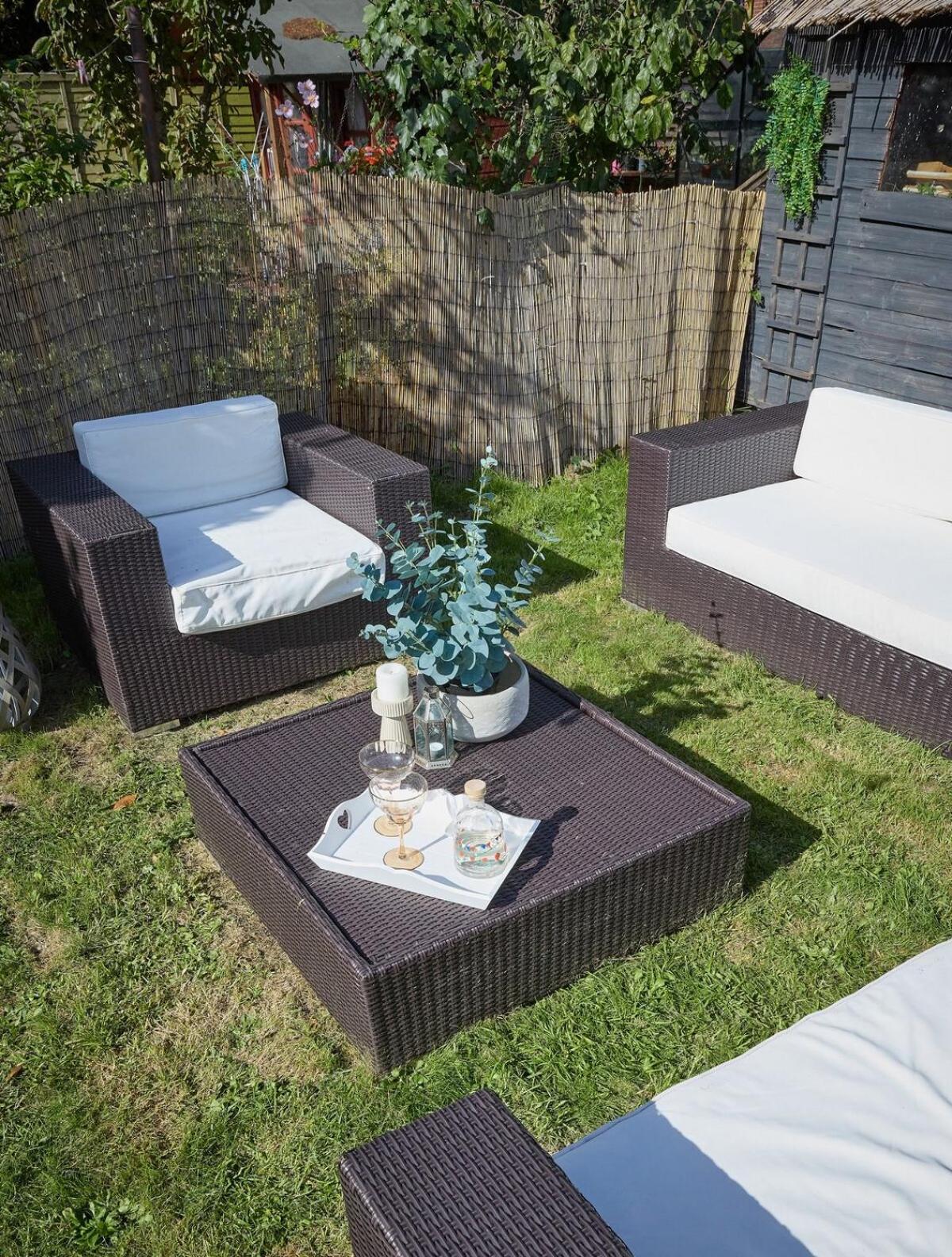 Bright 3 Bed Escape With Garden And Parking *