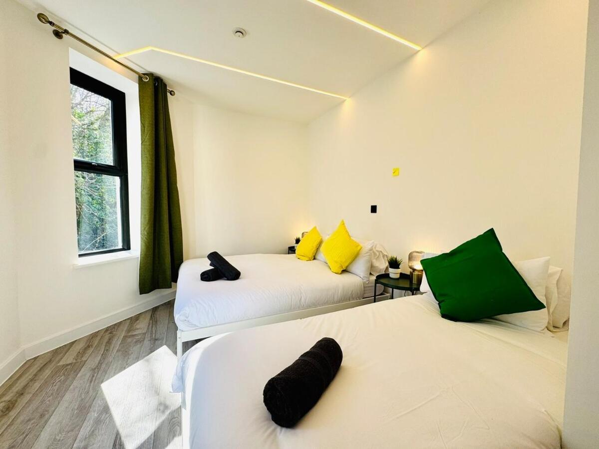 Premium 3-bed - Heart Of Town - Walk To Apartment *