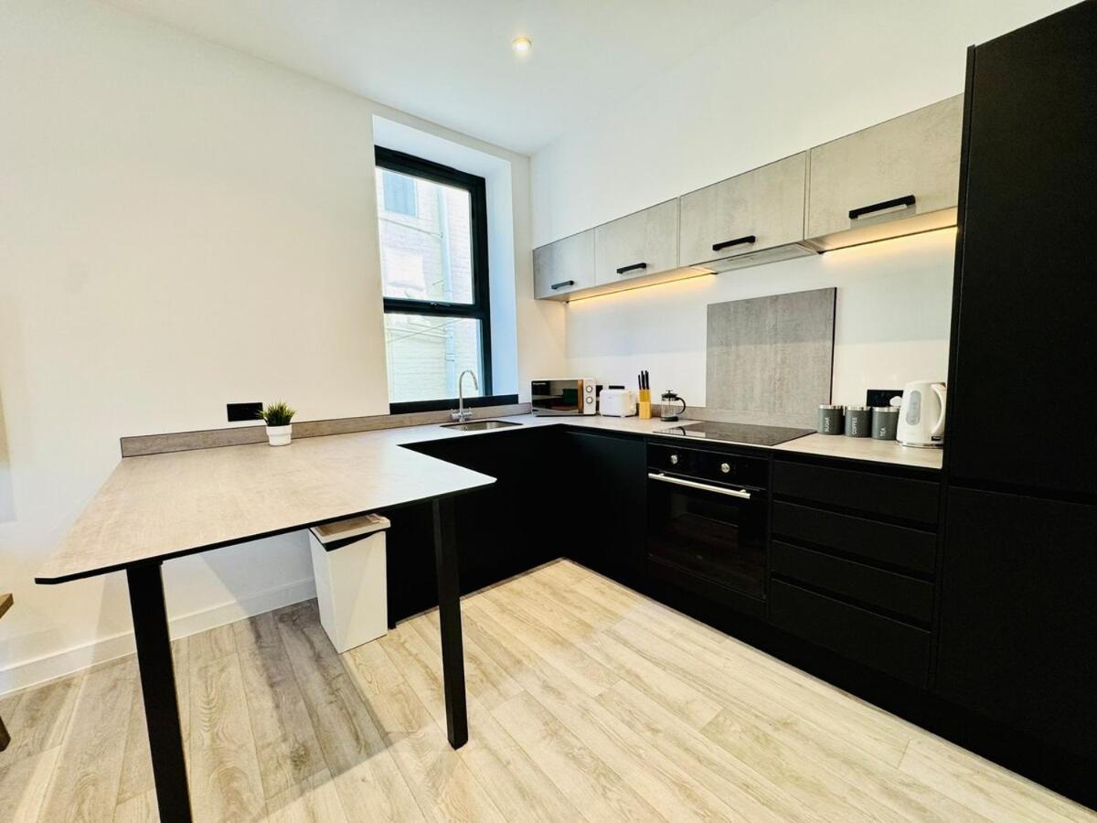 Premium 3-bed - Heart Of Town - Walk To Apartment *