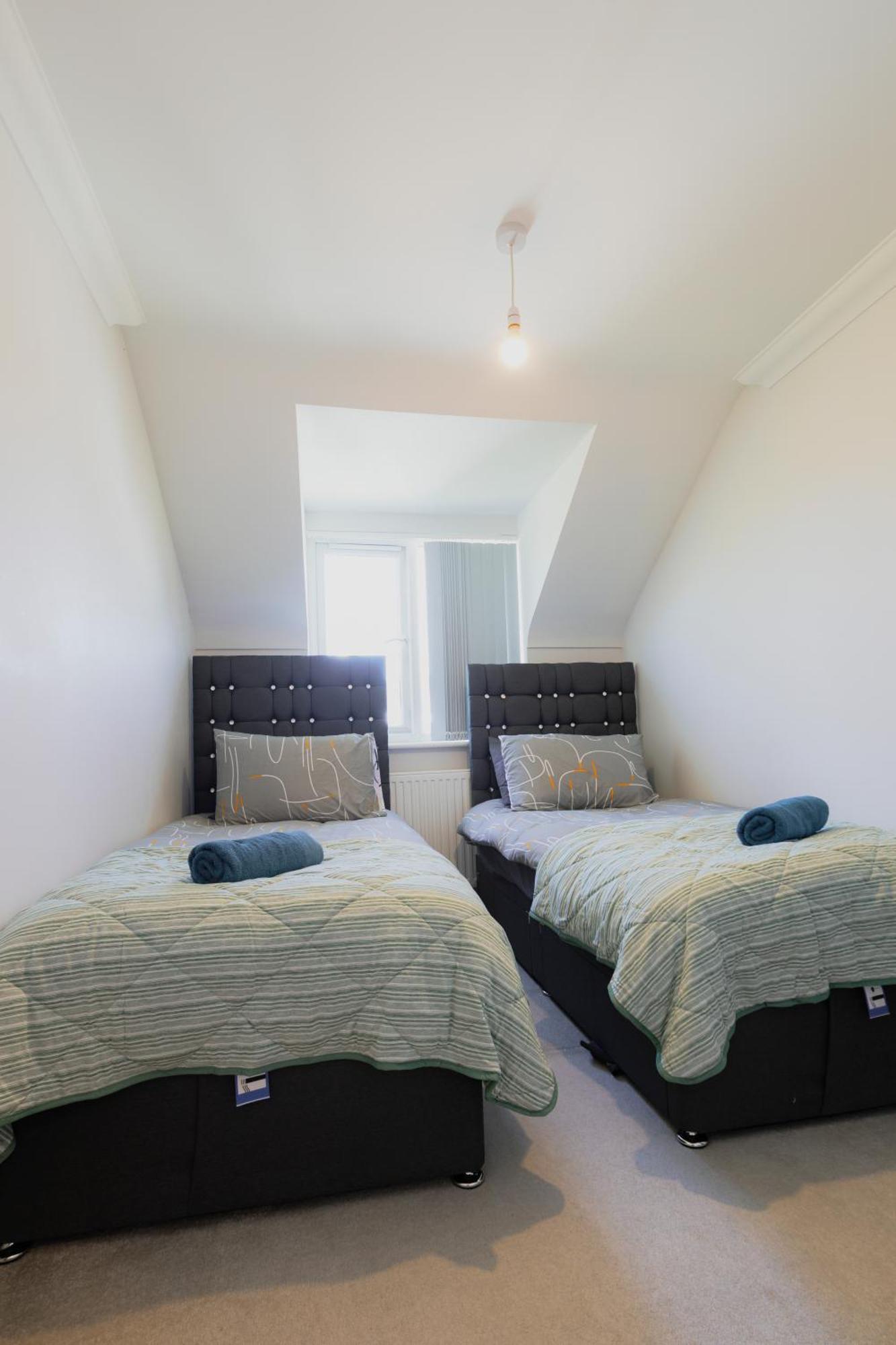 Newly Refurbished Two Bedroom Flat Near Town Centre Apartment