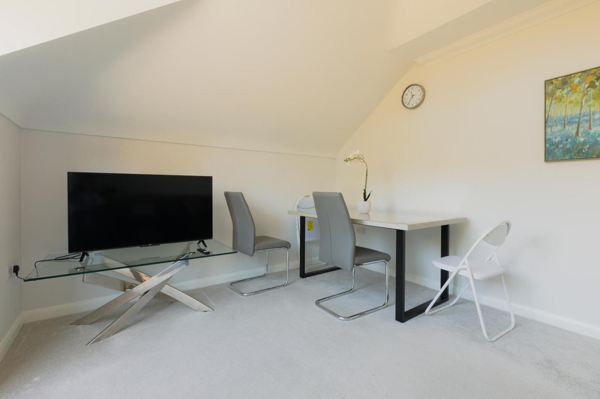 Newly Refurbished Two Bedroom Flat Near Town Centre