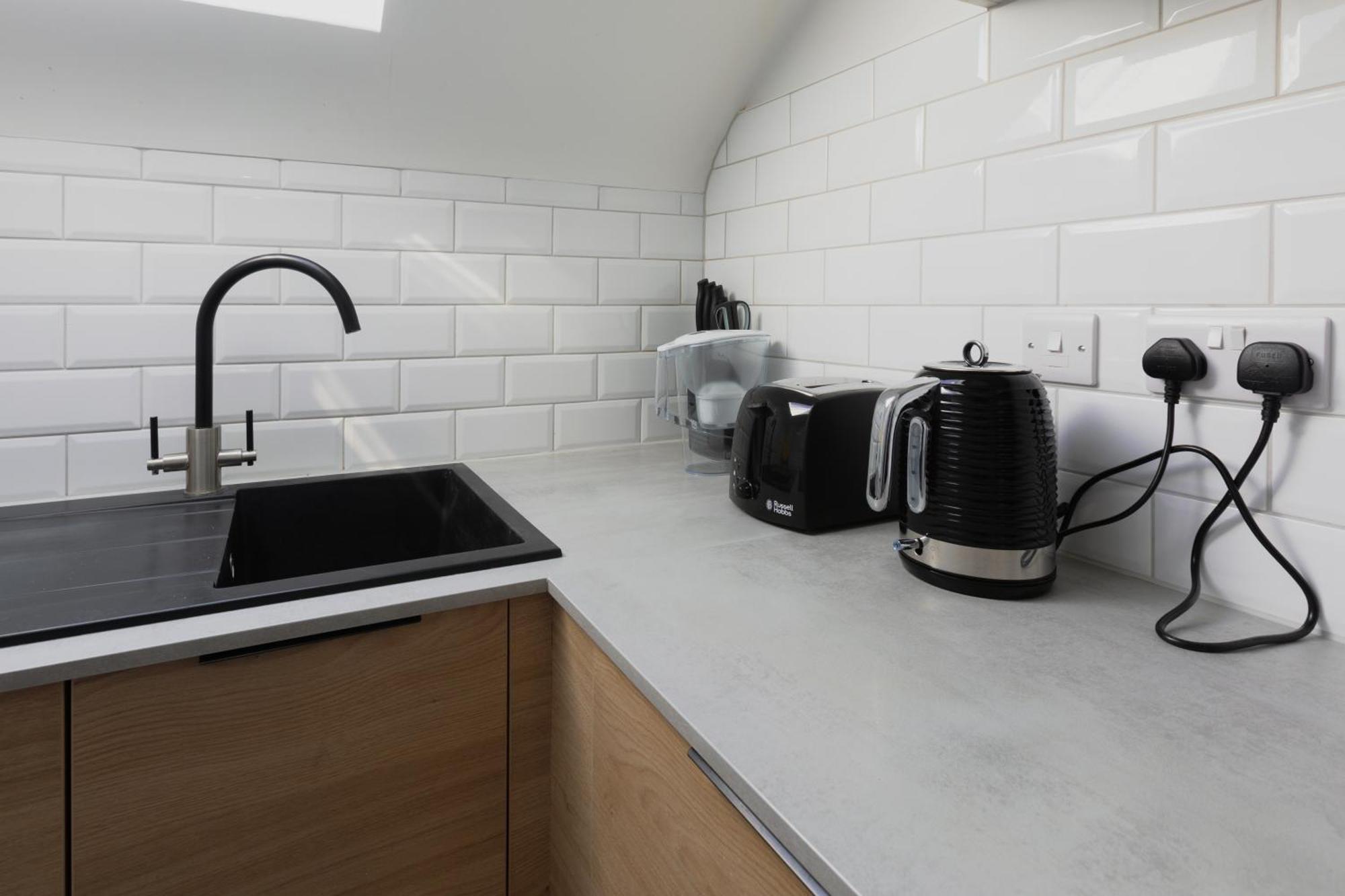 Newly Refurbished Two Bedroom Flat Near Town Centre Apartment *