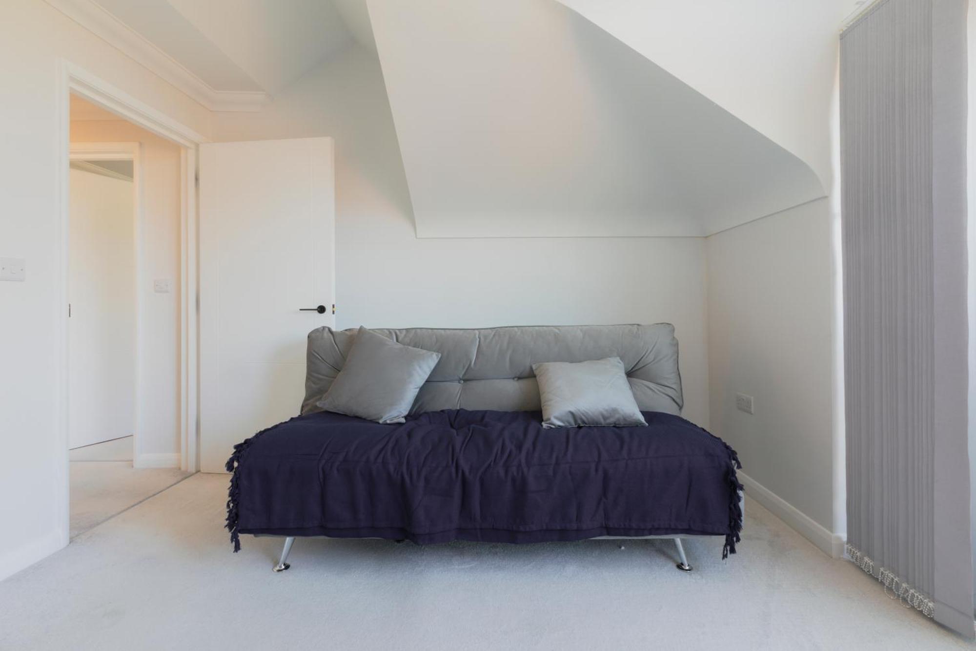 Apartment Newly Refurbished Two Bedroom Flat Near Town Centre *