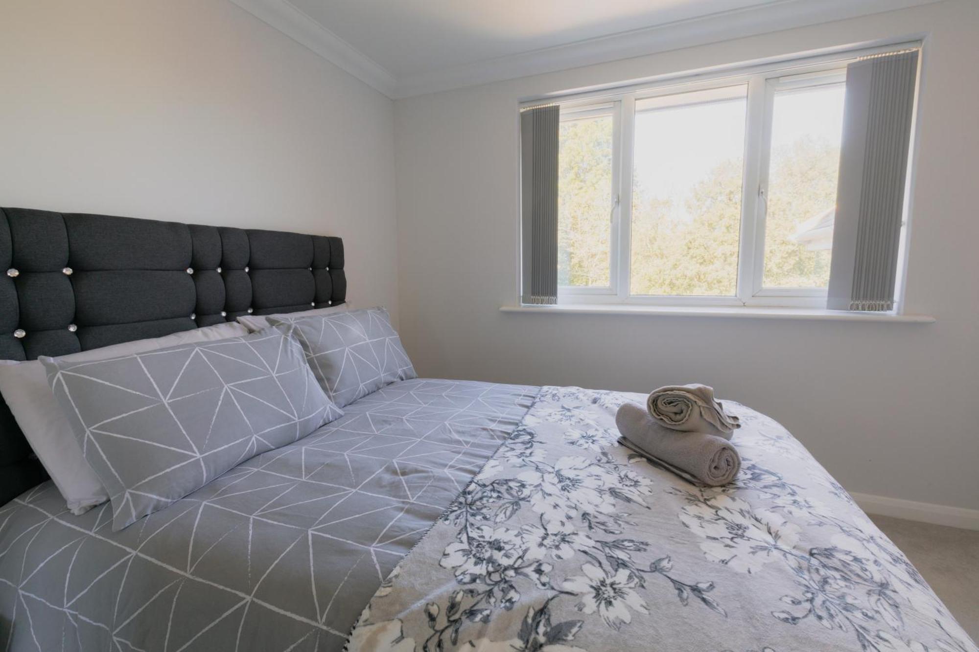 Newly Refurbished Two Bedroom Flat Near Town Centre *