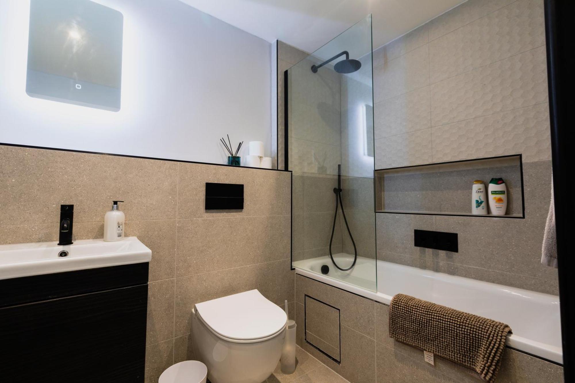 Newly Refurbished Two Bedroom Flat Near Town Centre