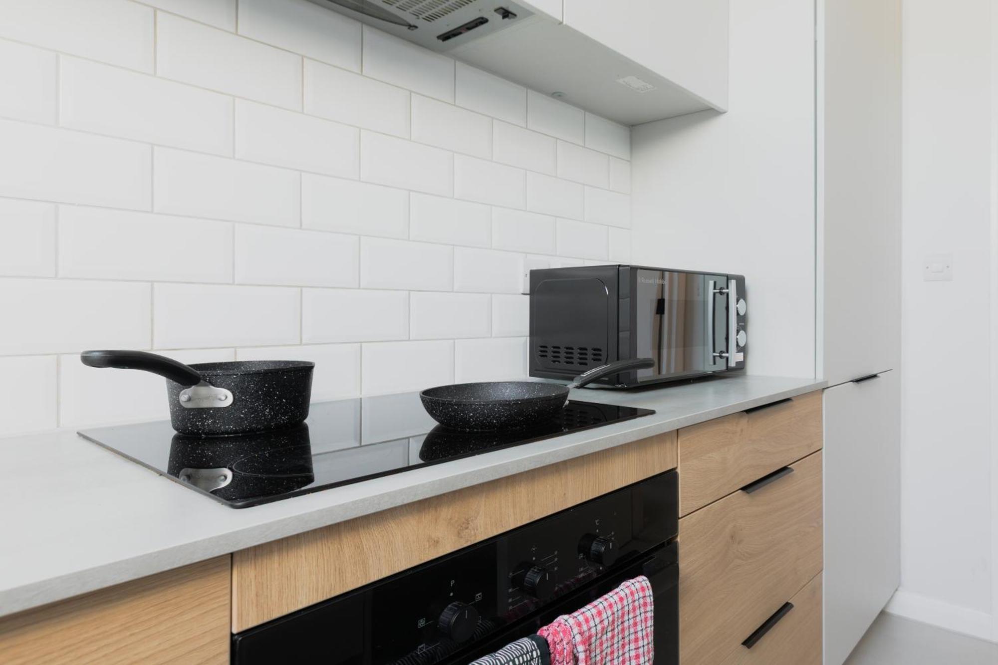 Newly Refurbished Two Bedroom Flat Near Town Centre Apartment