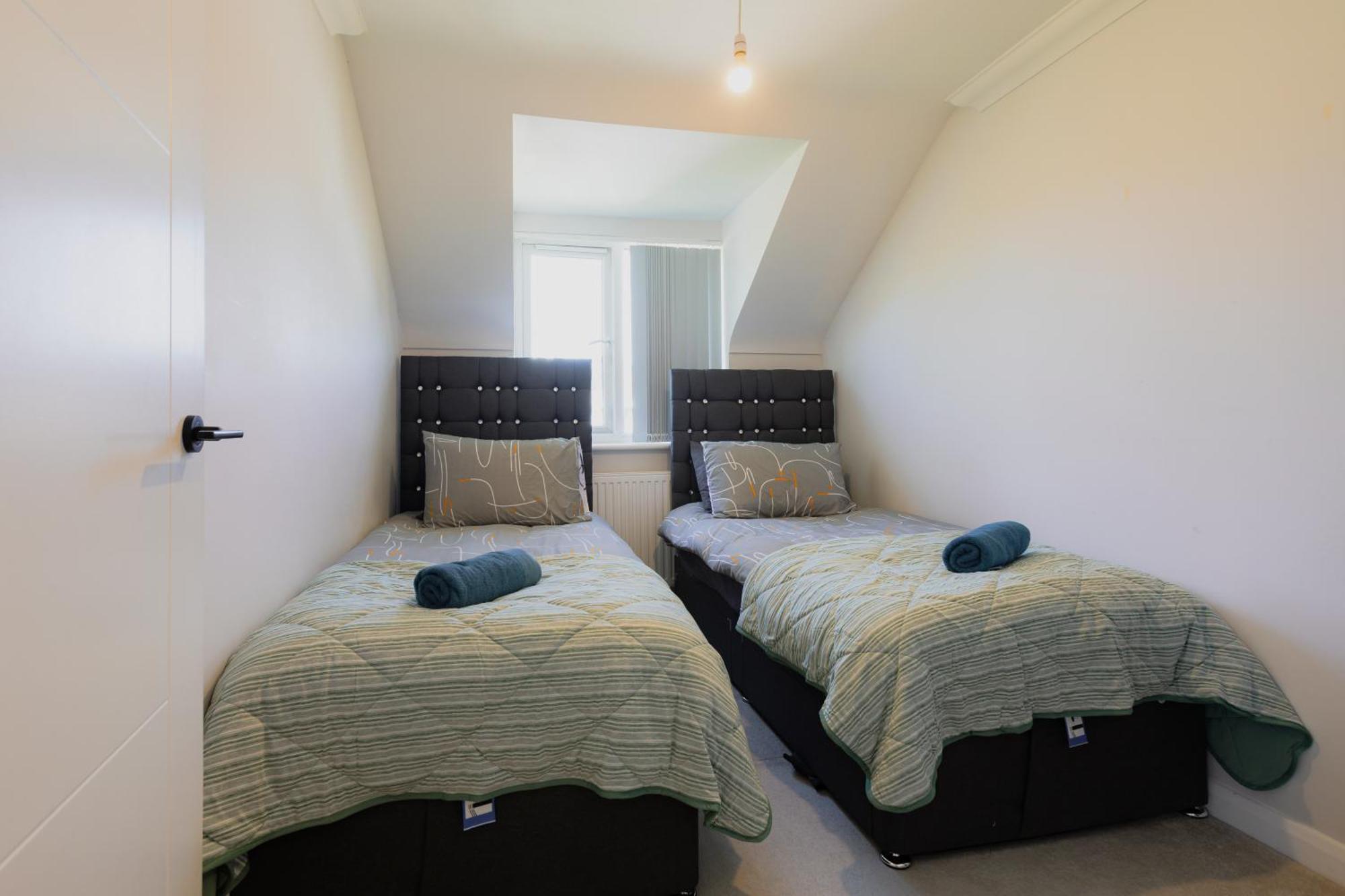 Newly Refurbished Two Bedroom Flat Near Town Centre Apartment *