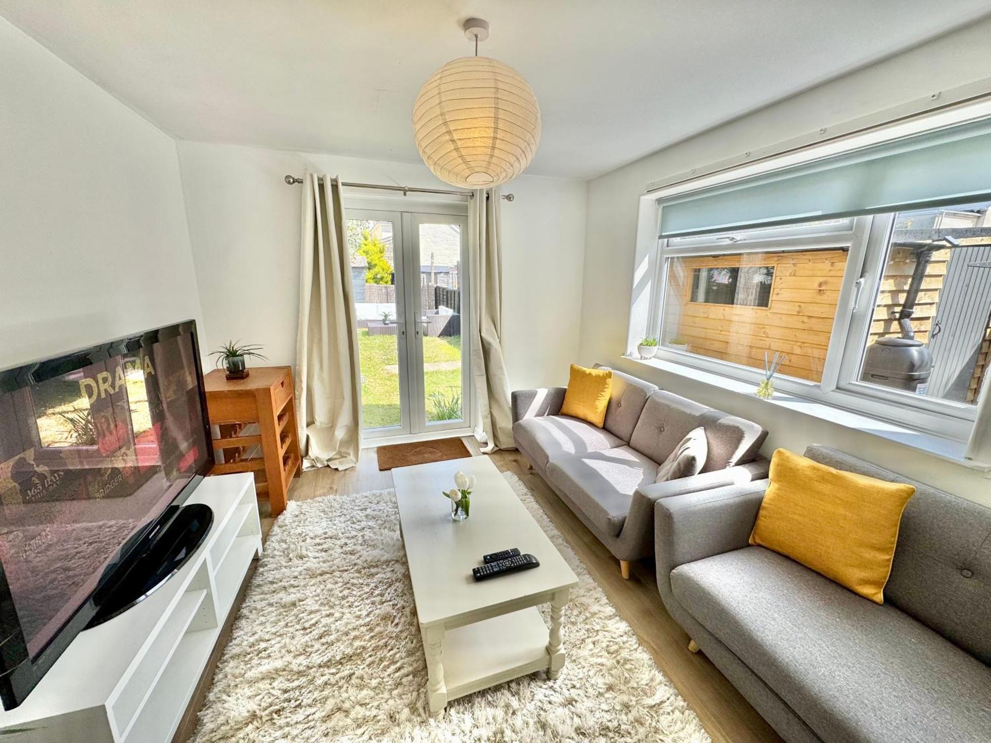 Bright 3 Bed Escape With Garden And Parking *