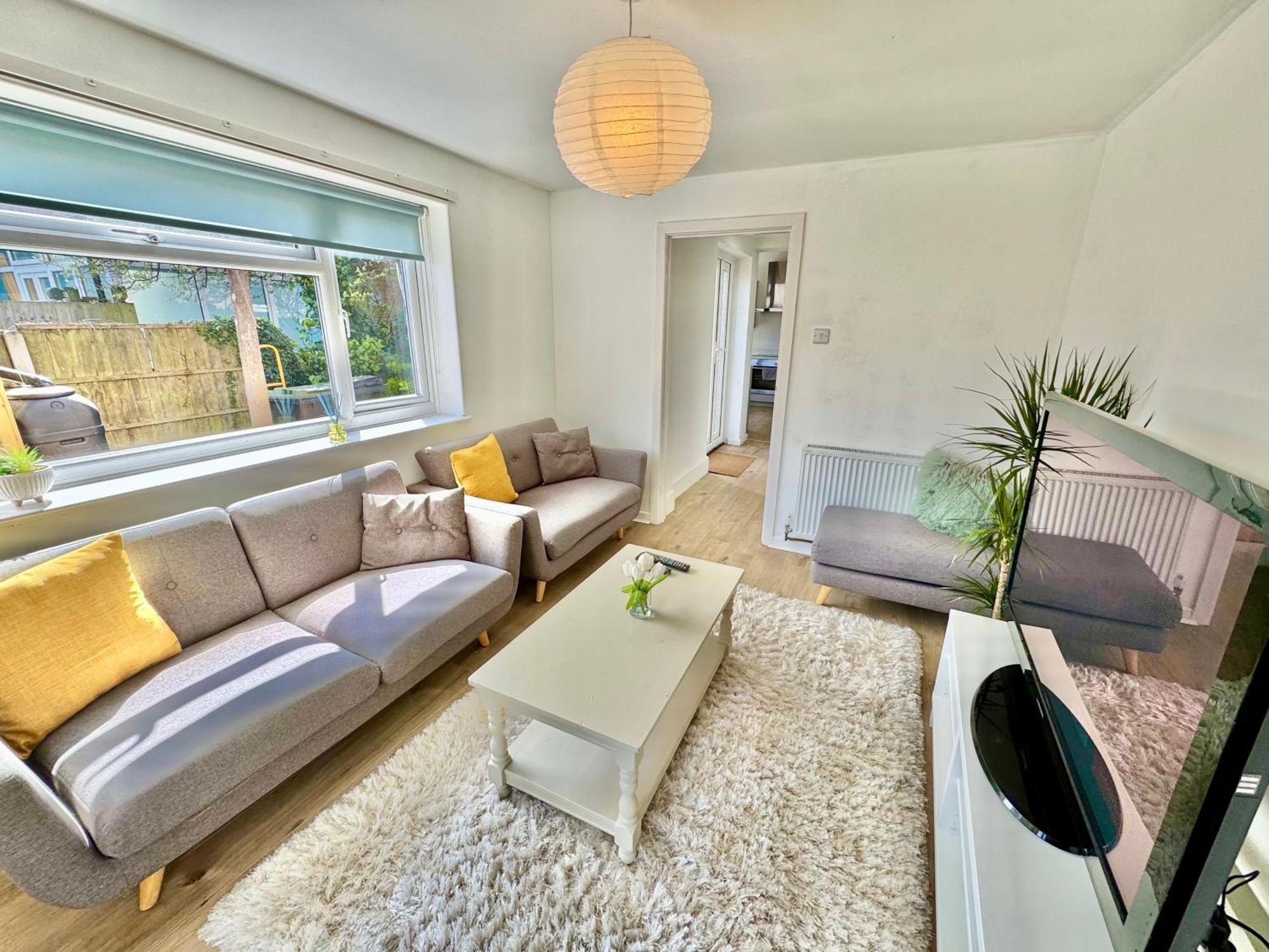 Bright 3 Bed Escape With Garden And Parking Apartment