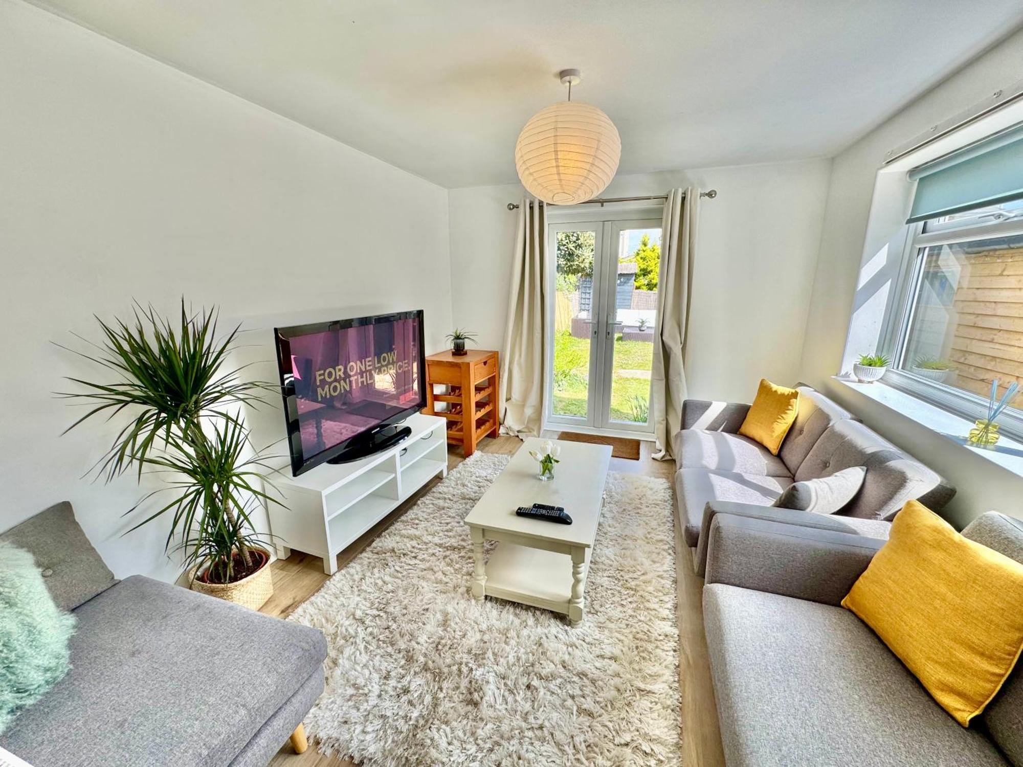 Bright 3 Bed Escape With Garden And Parking * Bournemouth