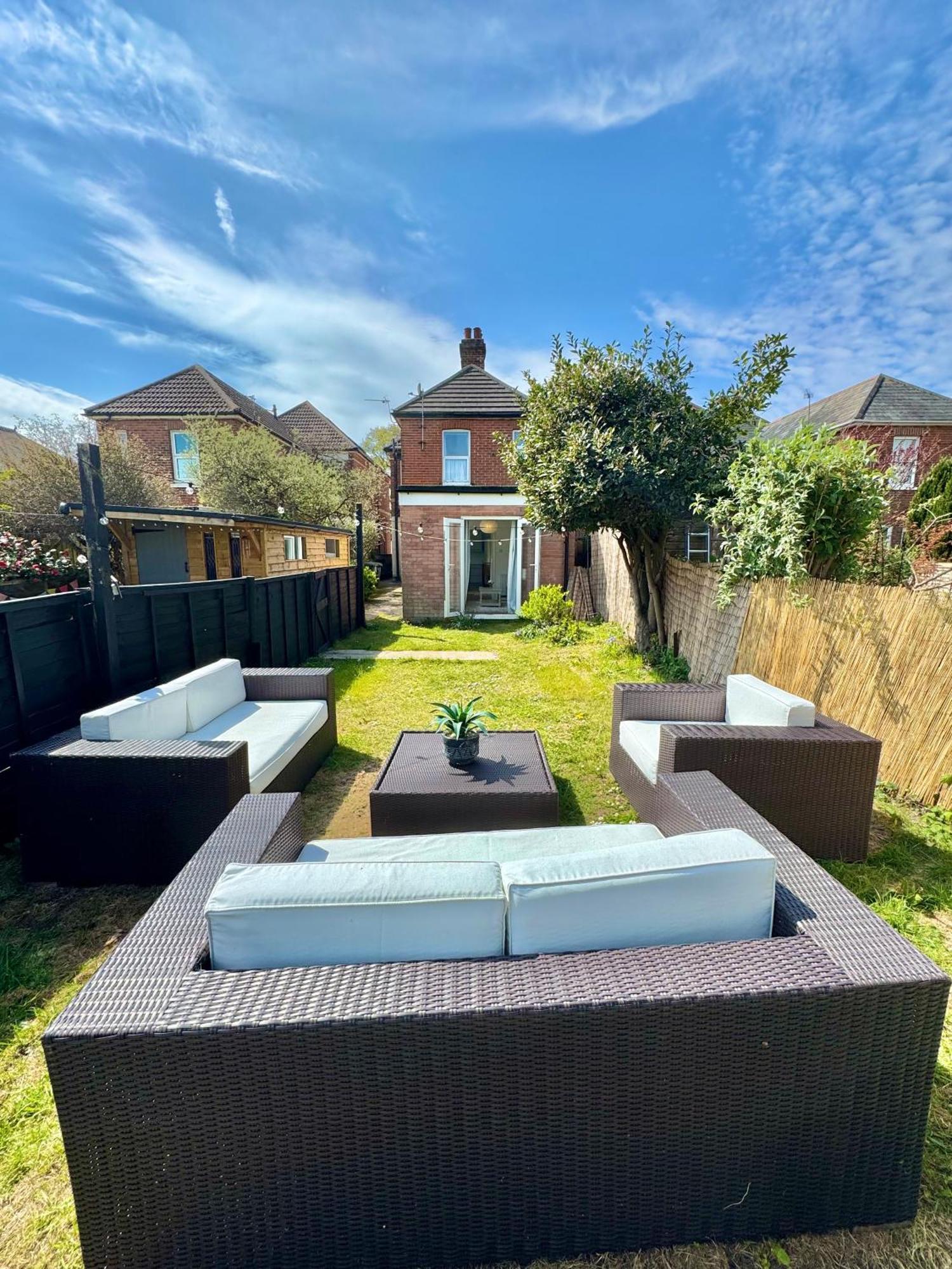 Apartment Bright 3 Bed Escape With Garden And Parking