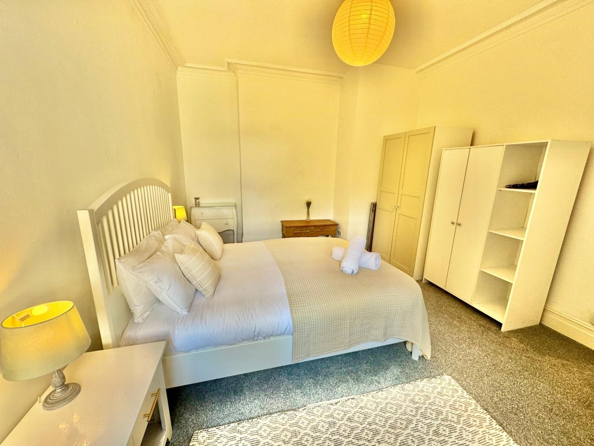 Bright 3 Bed Escape With Garden And Parking Apartment *